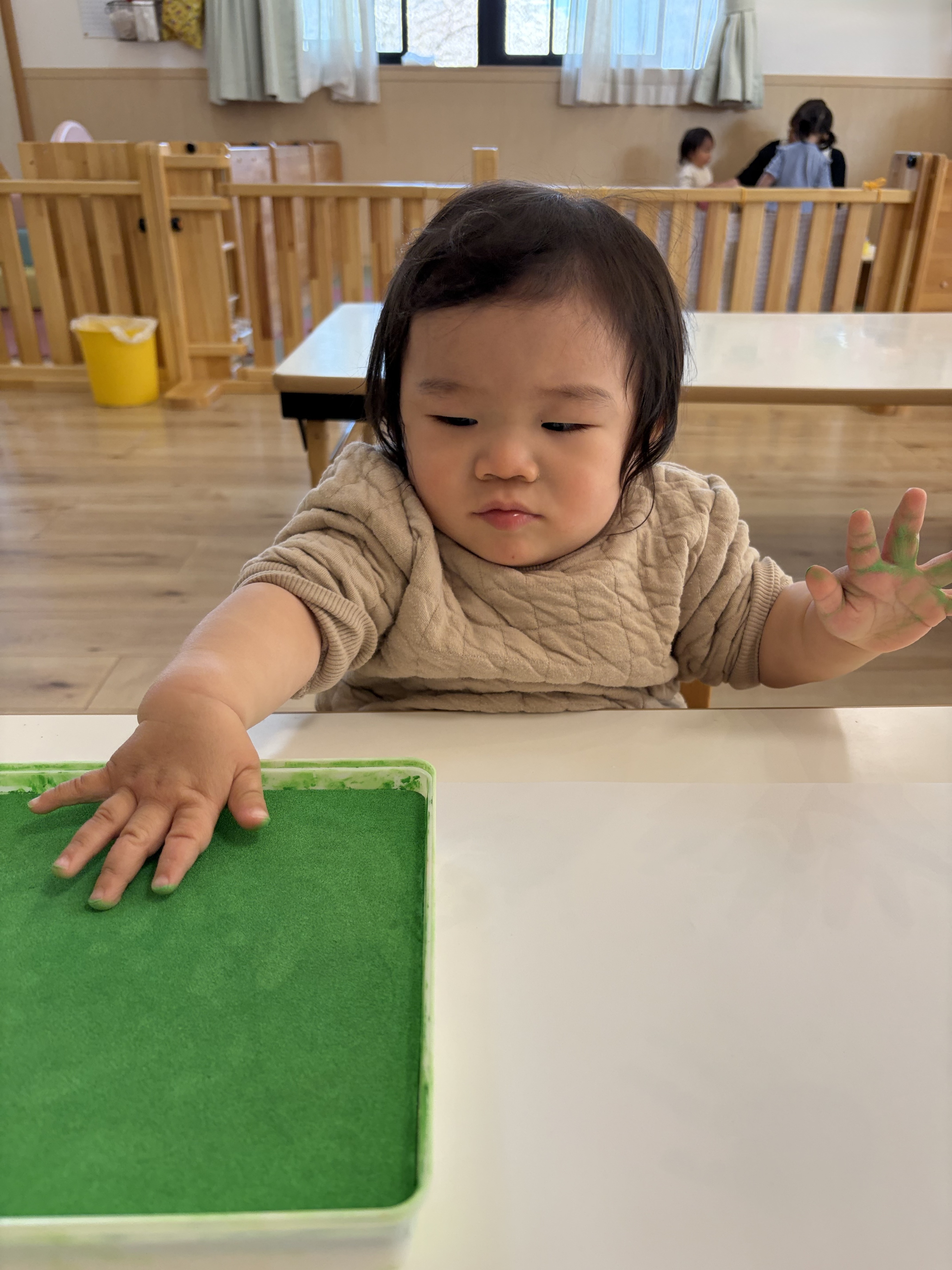 手形をとる子ども　一枚