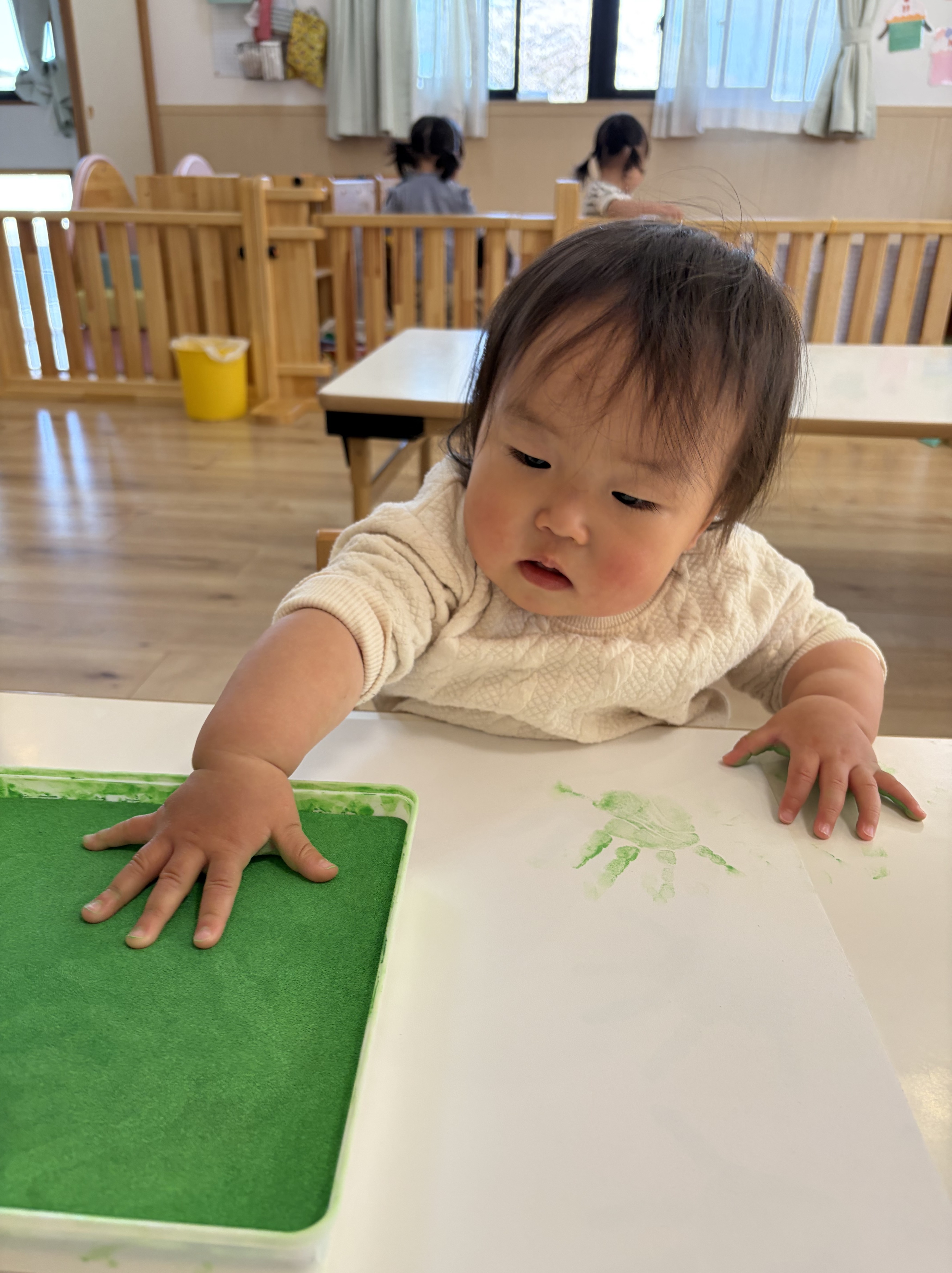 手形を取る子ども　一枚