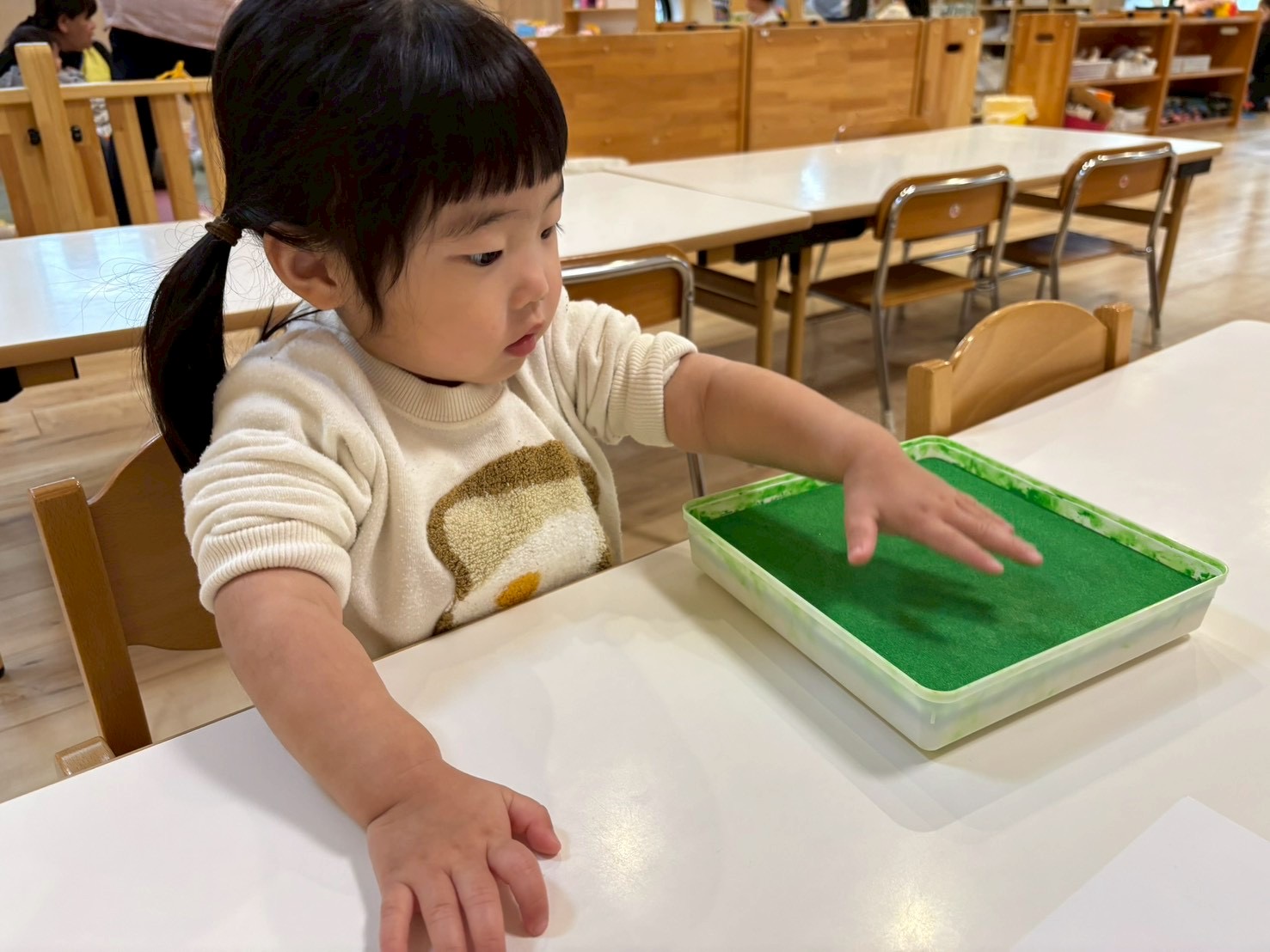 手形を取る子ども　一枚