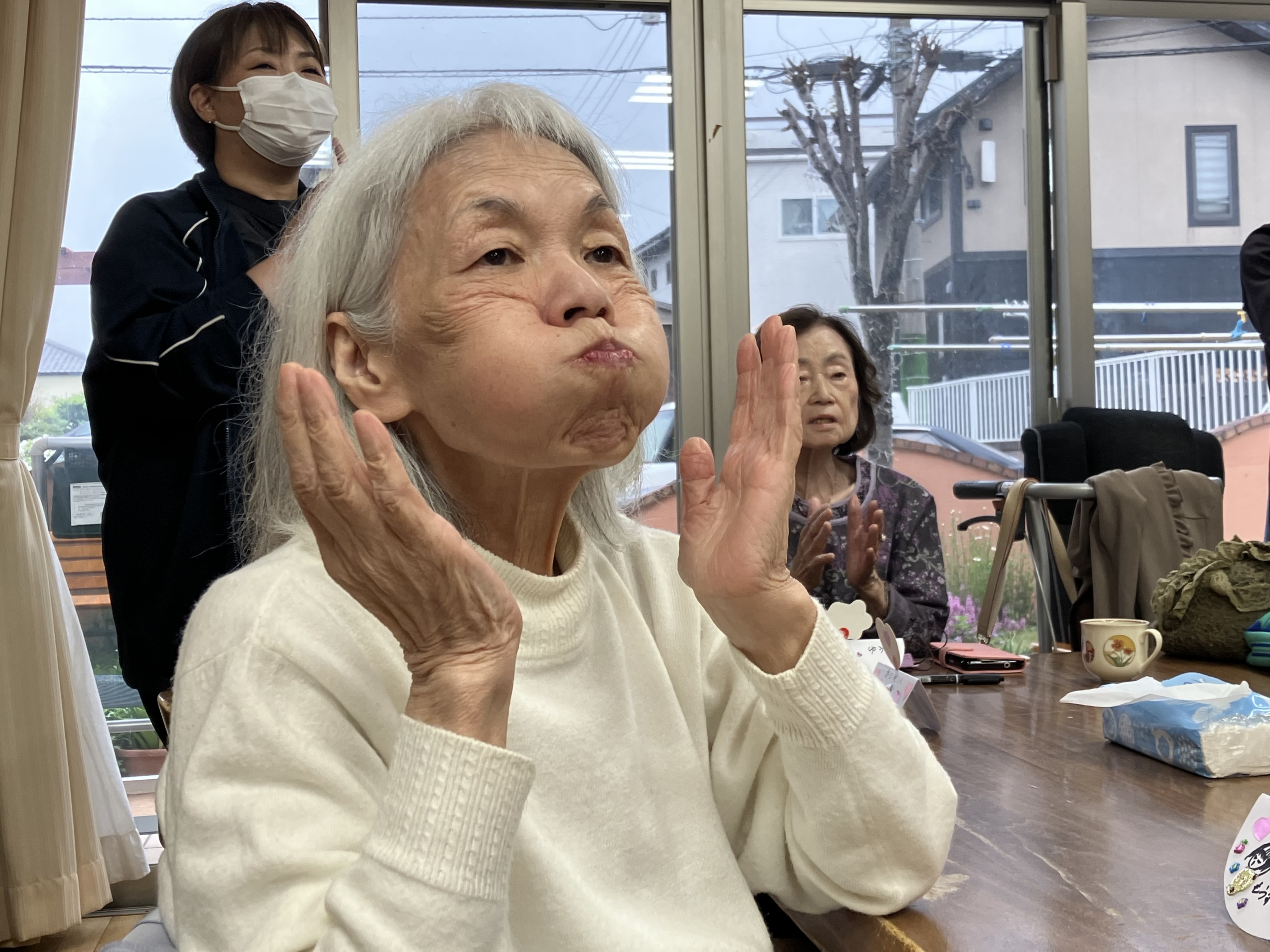 歌を歌いながらほっぺを膨らます利用者さん