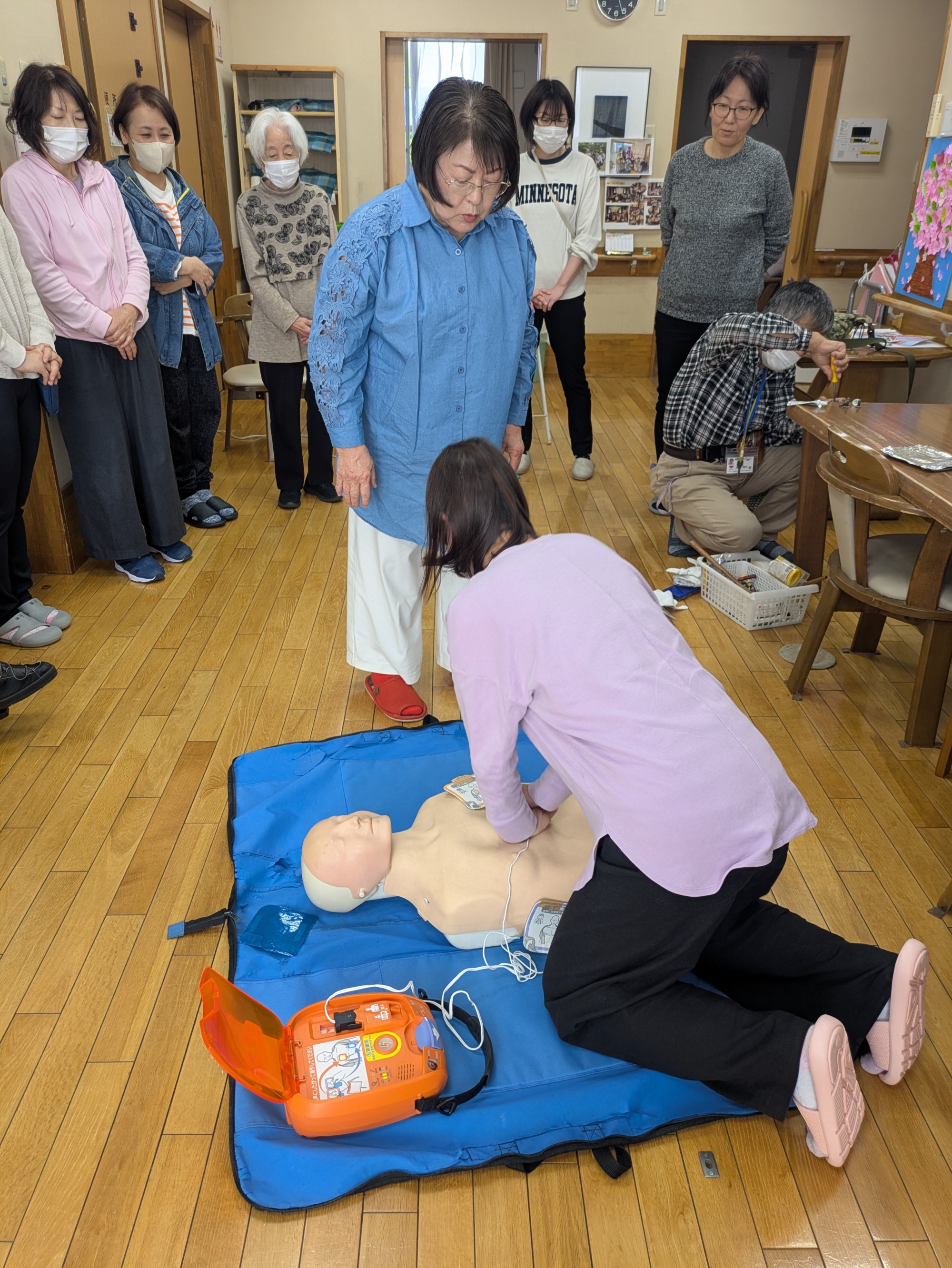 心肺蘇生の練習をするワーカー