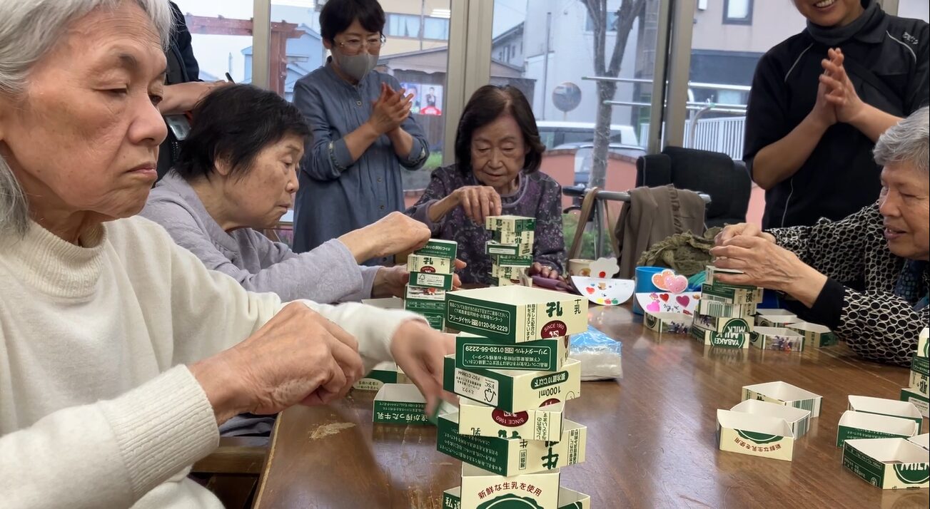 牛乳パックタワーを楽しむ様子