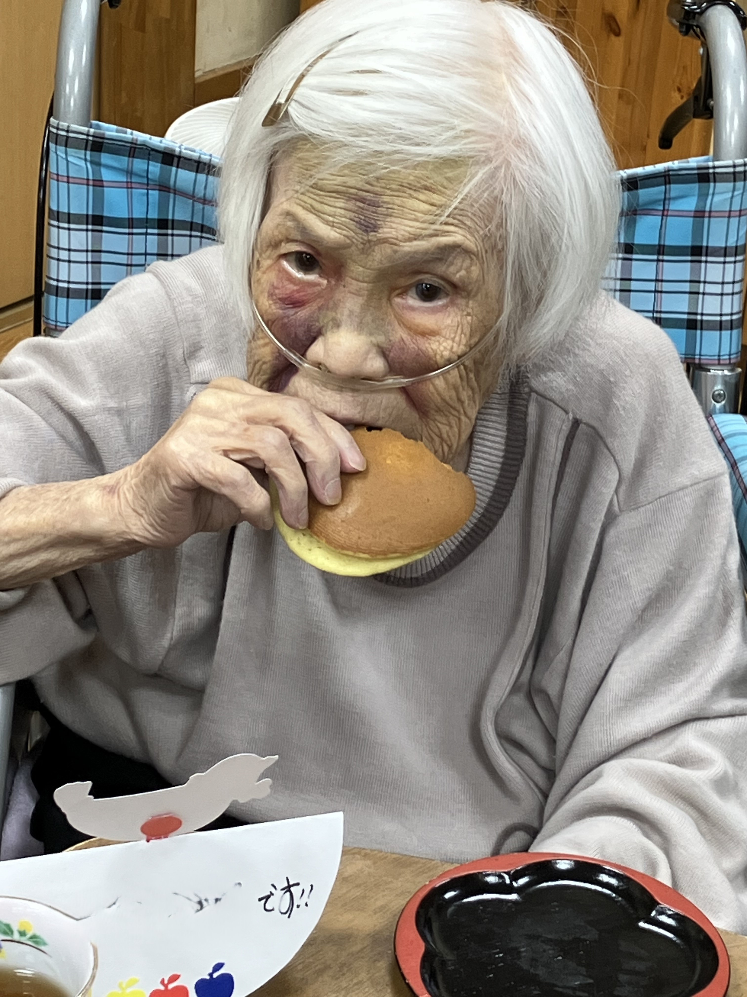 どら焼きを食べる利用者さん