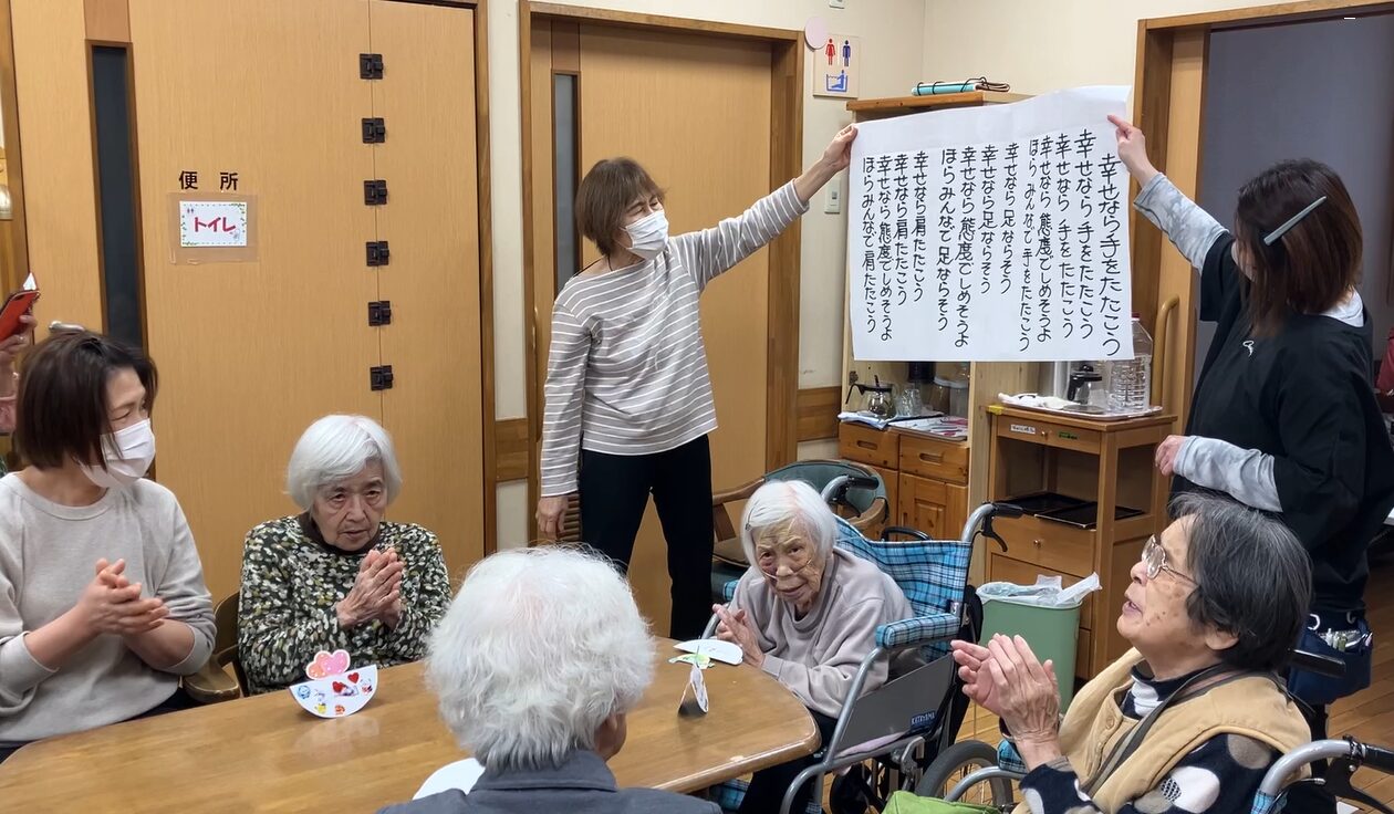 歌を歌う利用者さんたち