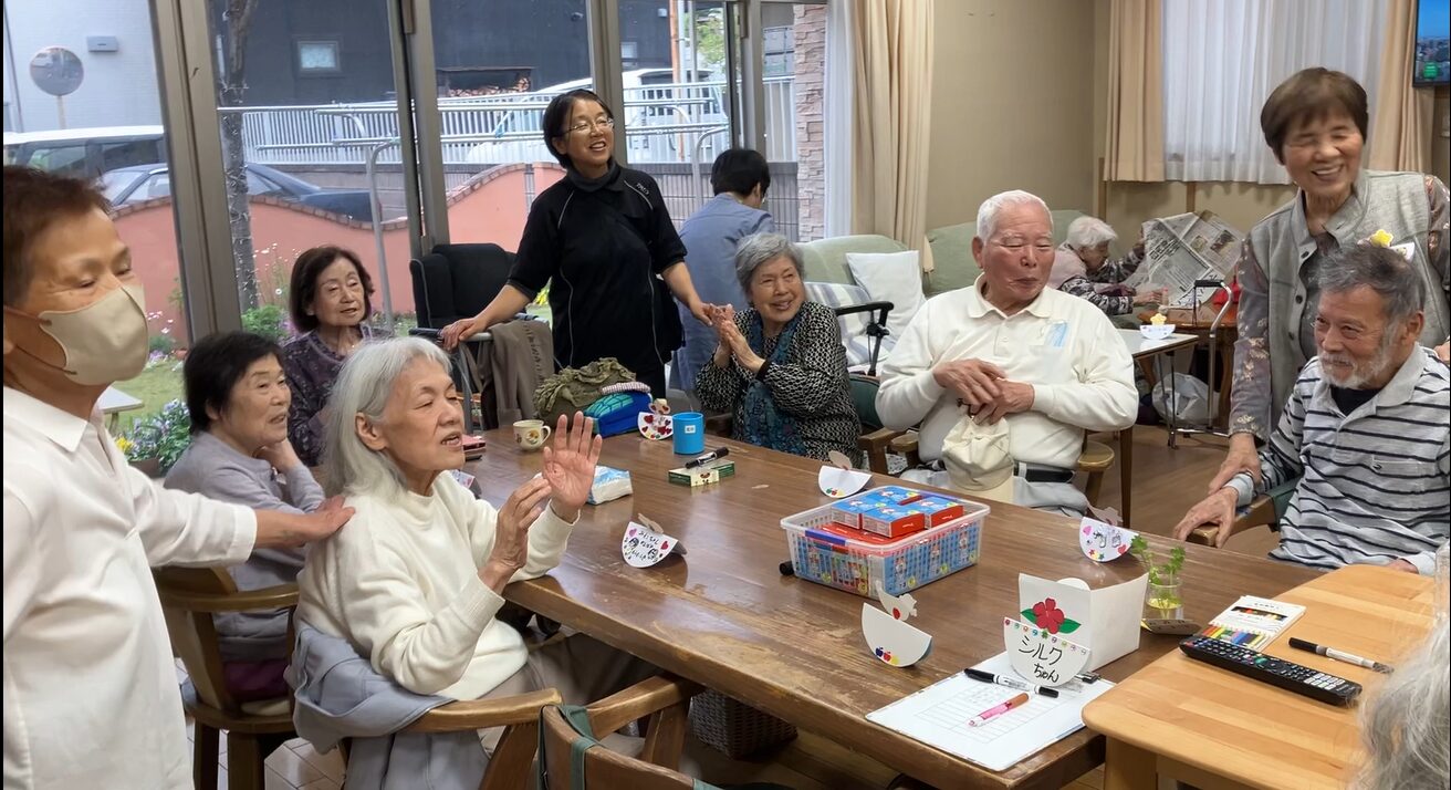 歌を歌う利用者さんたち