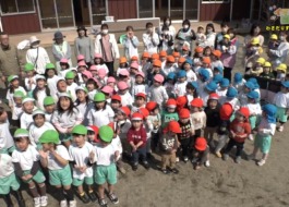 園児たちと先生たちが集合しているようす