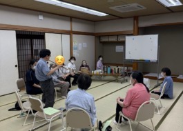 フルートを演奏中
