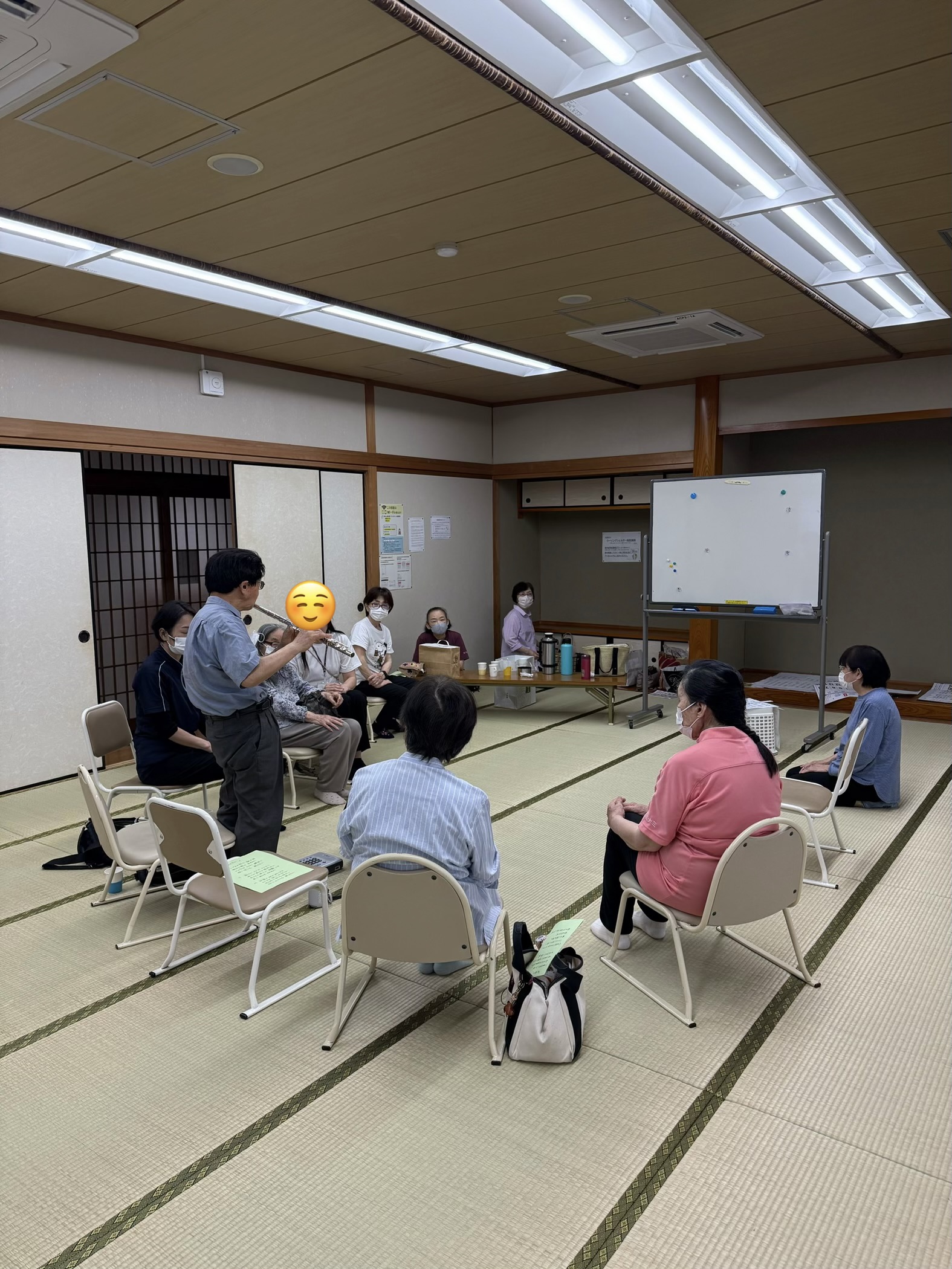 フルートを演奏中