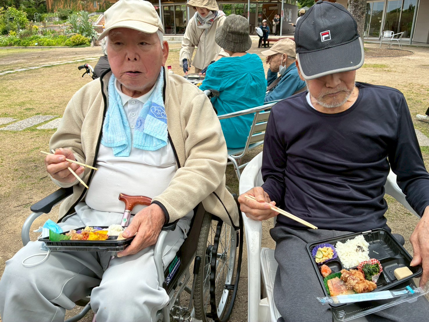 お弁当を食べる男性利用者さんたち