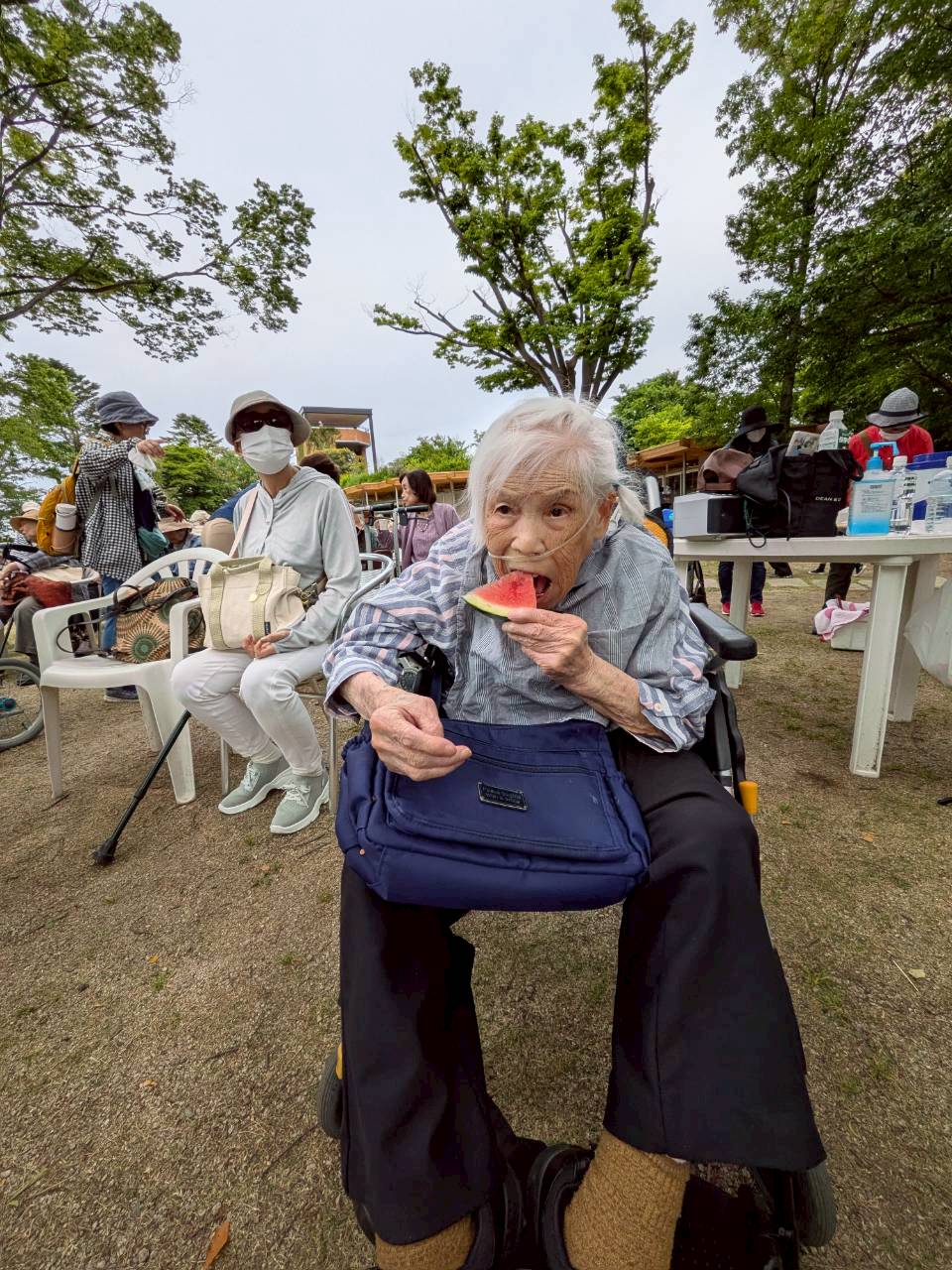 スイカを食べる利用者さん