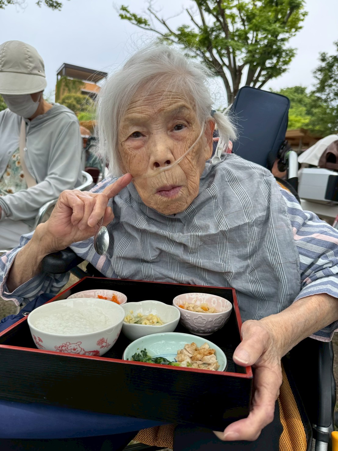 お弁当を食べながら笑顔の利用者さん