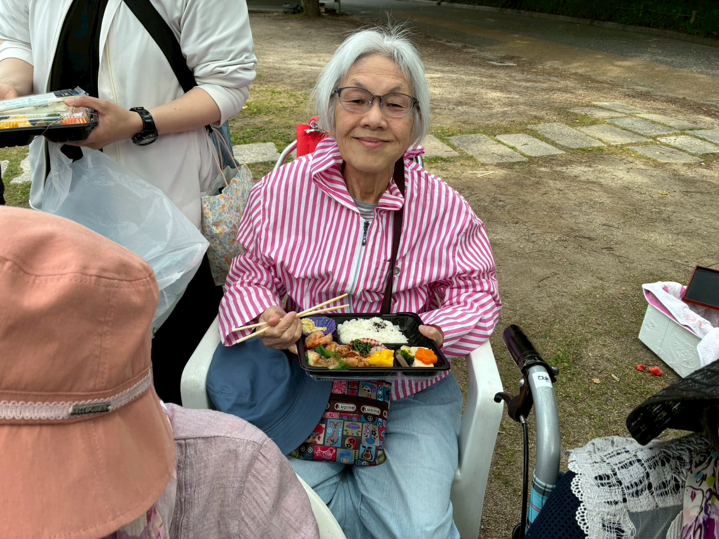 お弁当を食べながら笑顔の利用者さん