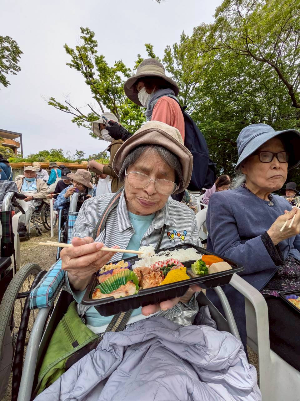 お弁当を食べる利用者さん