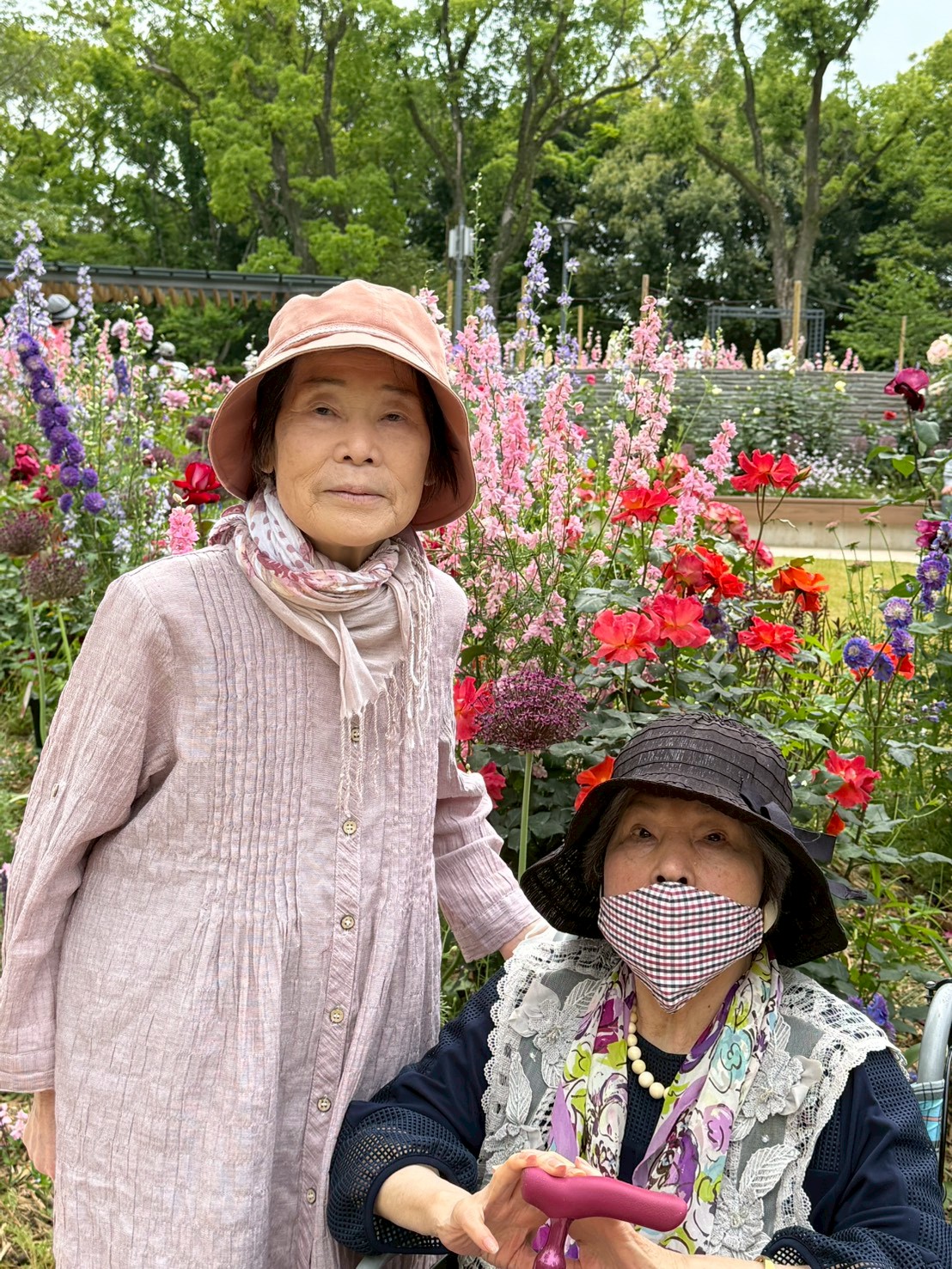 色とりどりのバラと一緒に写る利用者さん