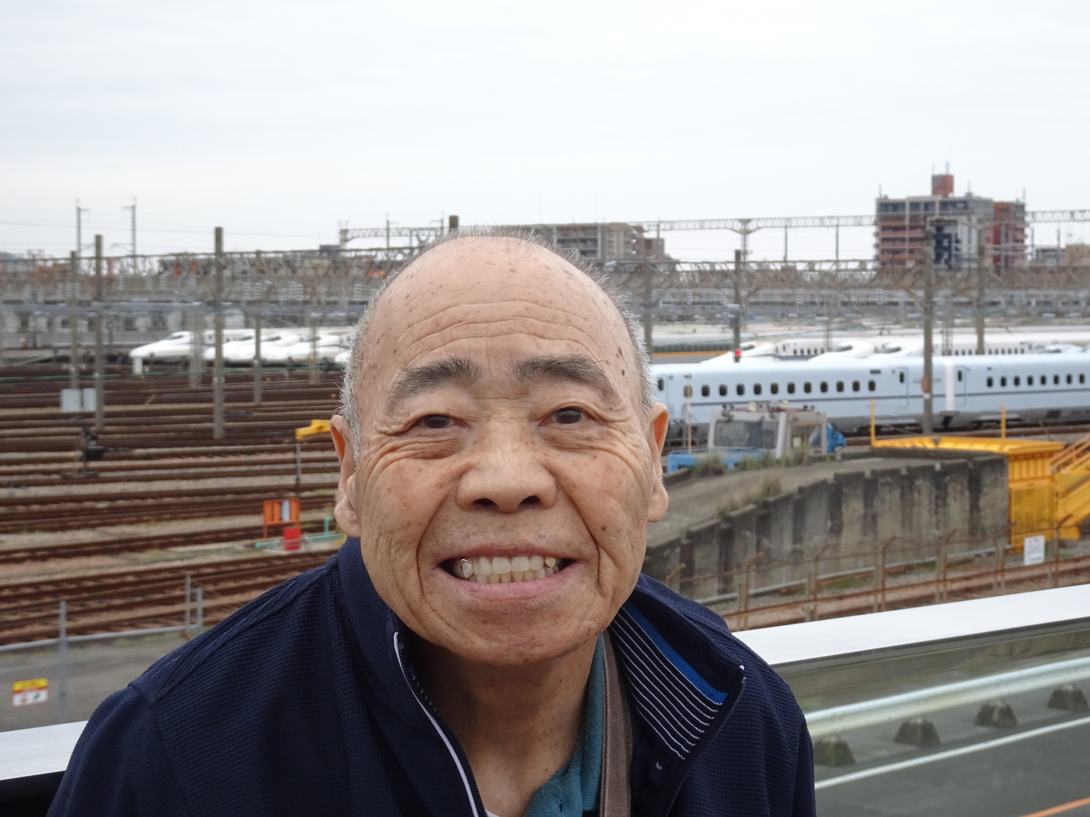 新幹線をバックに写る利用者さん
