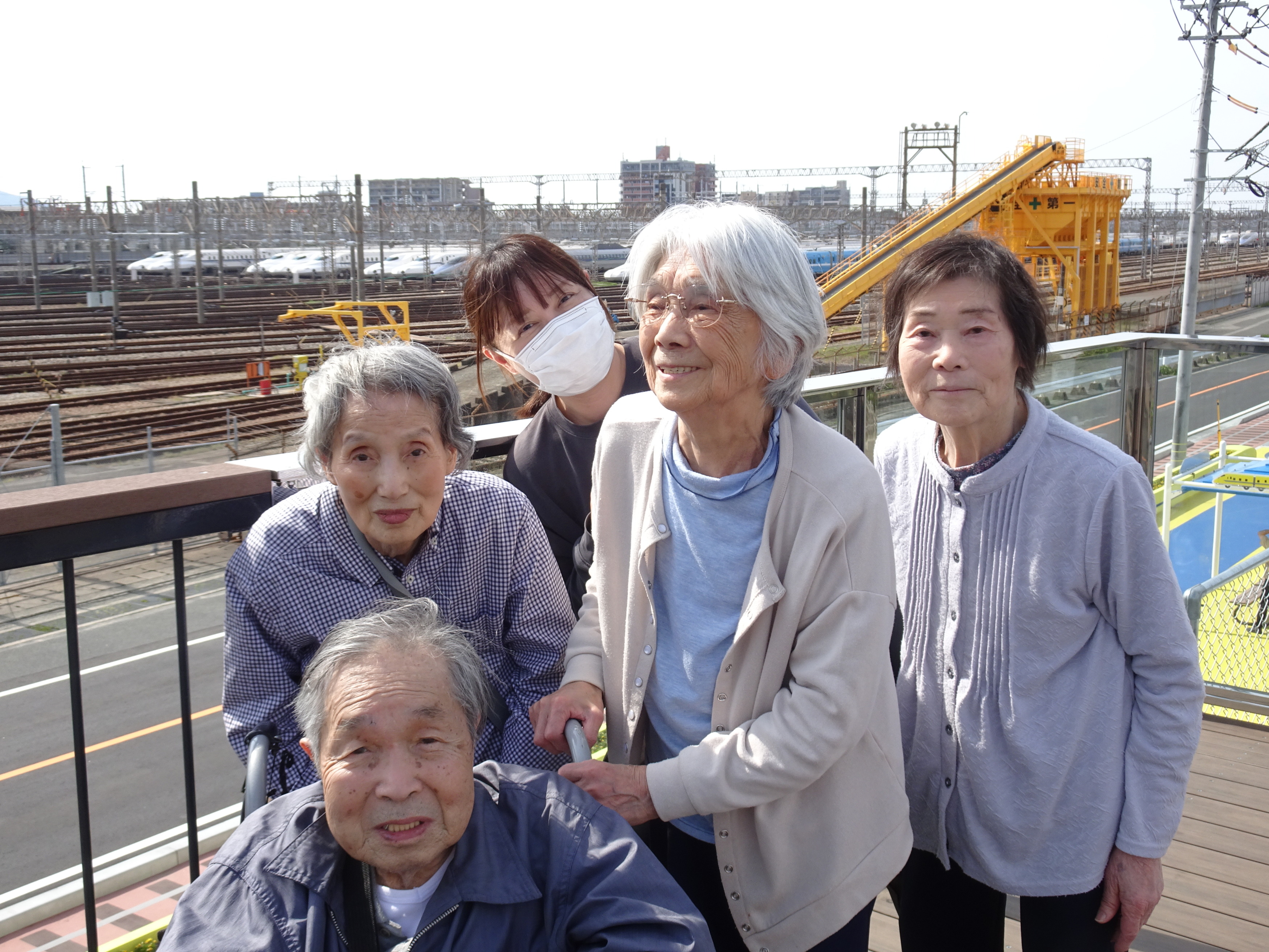 新幹線の車両基地をバックに撮った写真