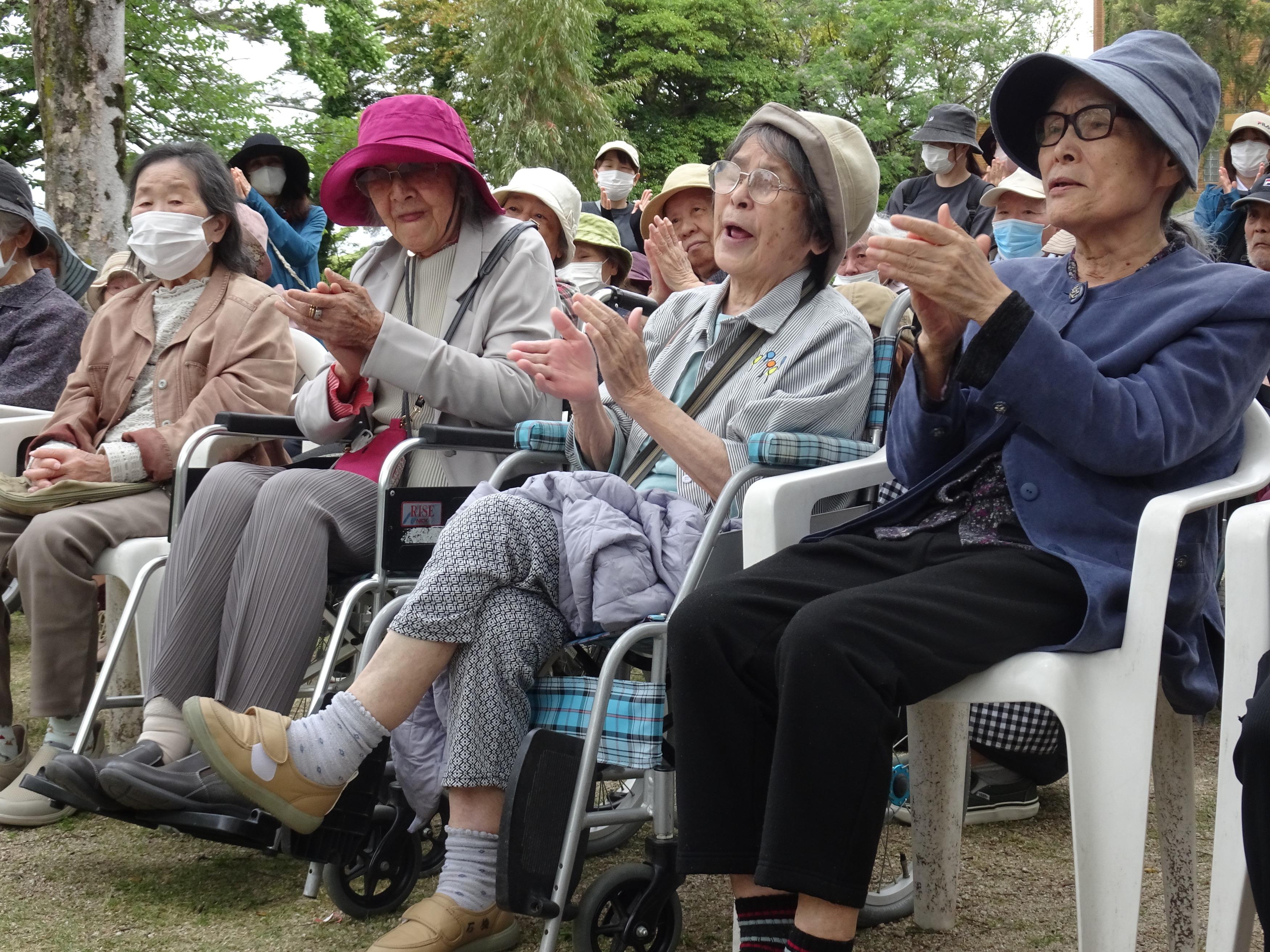 手拍子しながら歌を楽しむ利用者さん