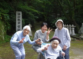 油山観音で撮った利用者さんたちとワーカー