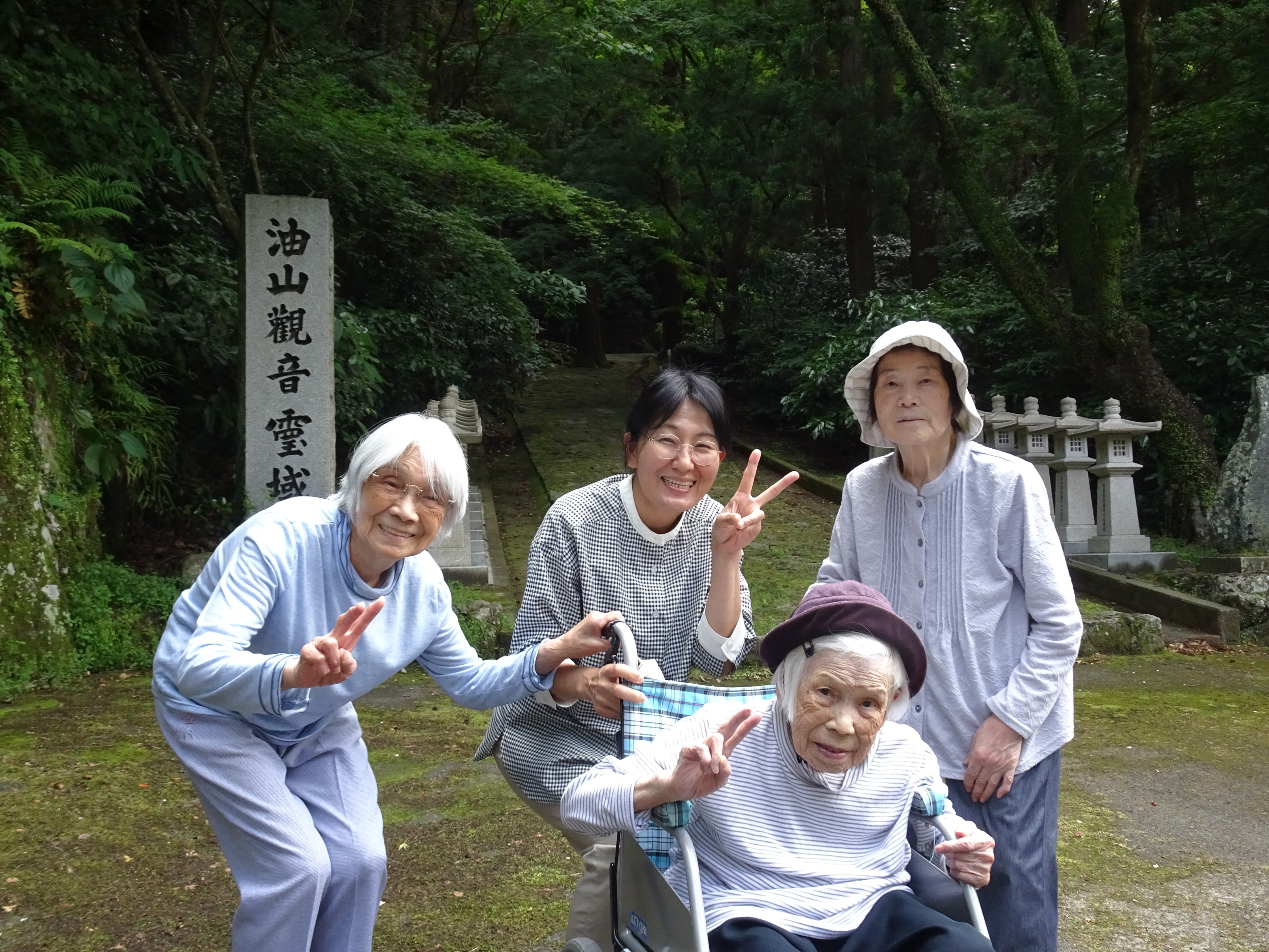 油山観音で撮った利用者さんたちとワーカー