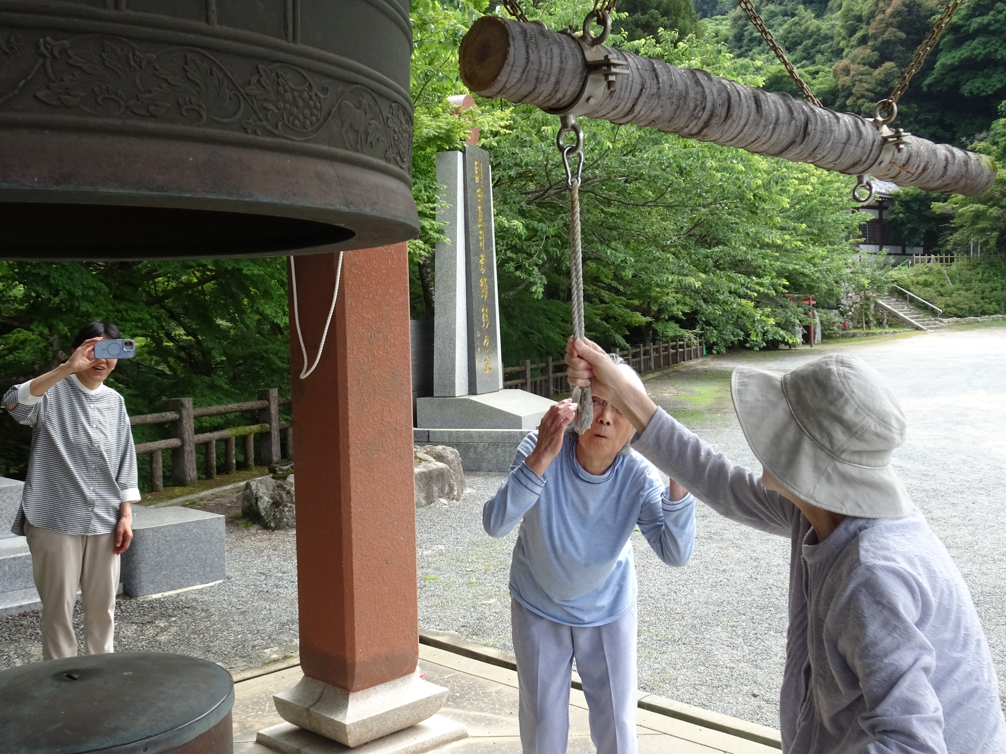 幸福の鐘をつく利用者さん