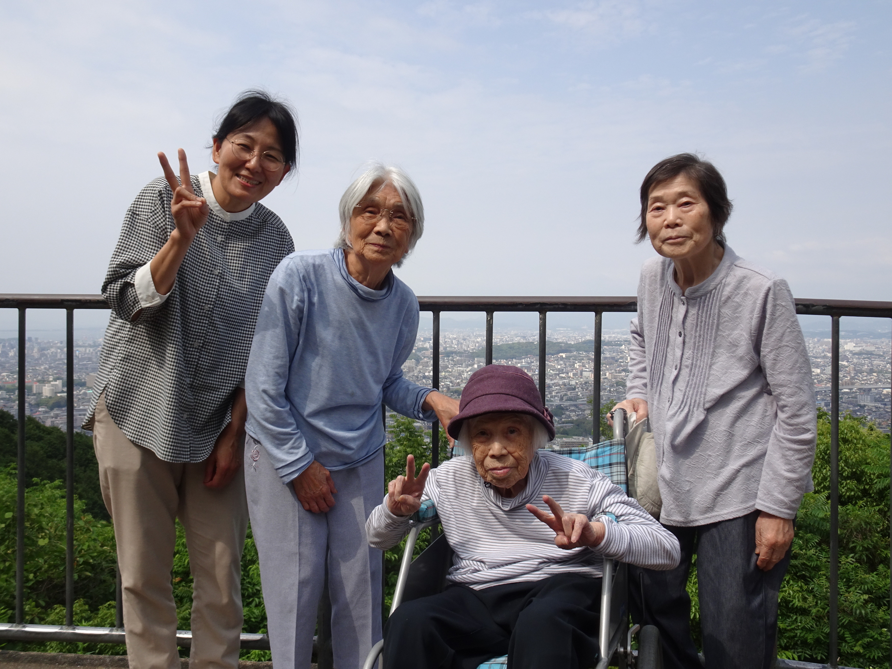 展望台で撮った利用者さんたちとワーカー