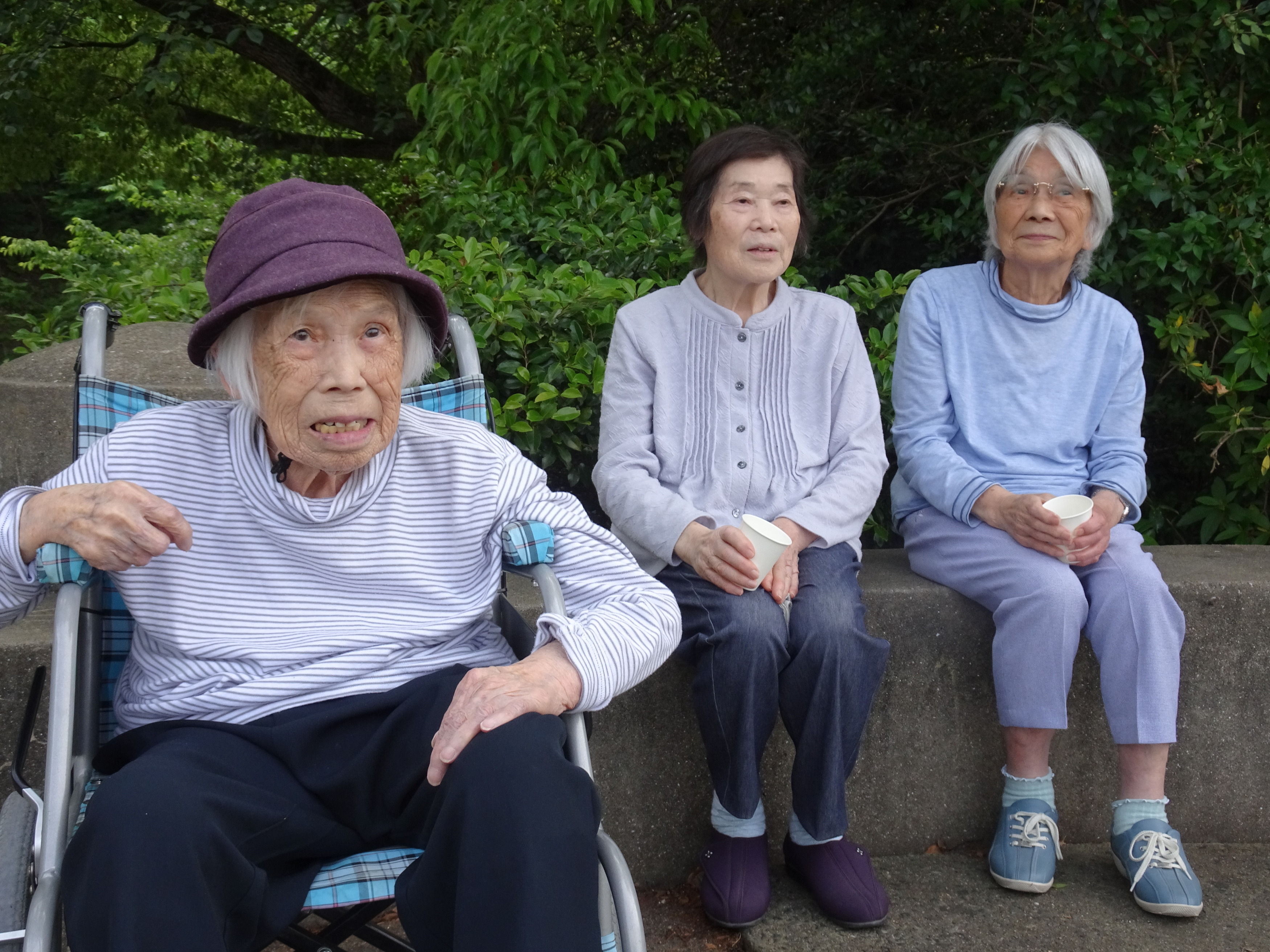 お茶休憩する利用者さんたち