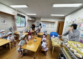 クッキング体験の説明を受ける子どもたち