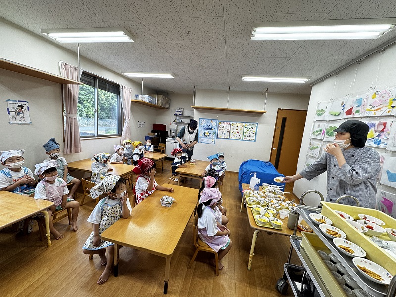クッキング体験の説明を受ける子どもたち