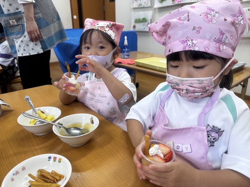 自分の作ったパフェを見せている子ども
