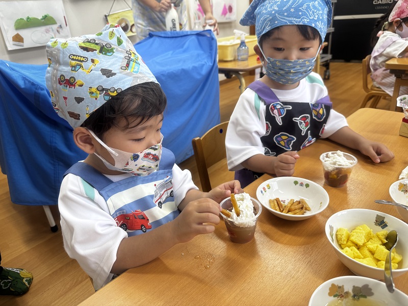 パフェの盛り付けをする子ども