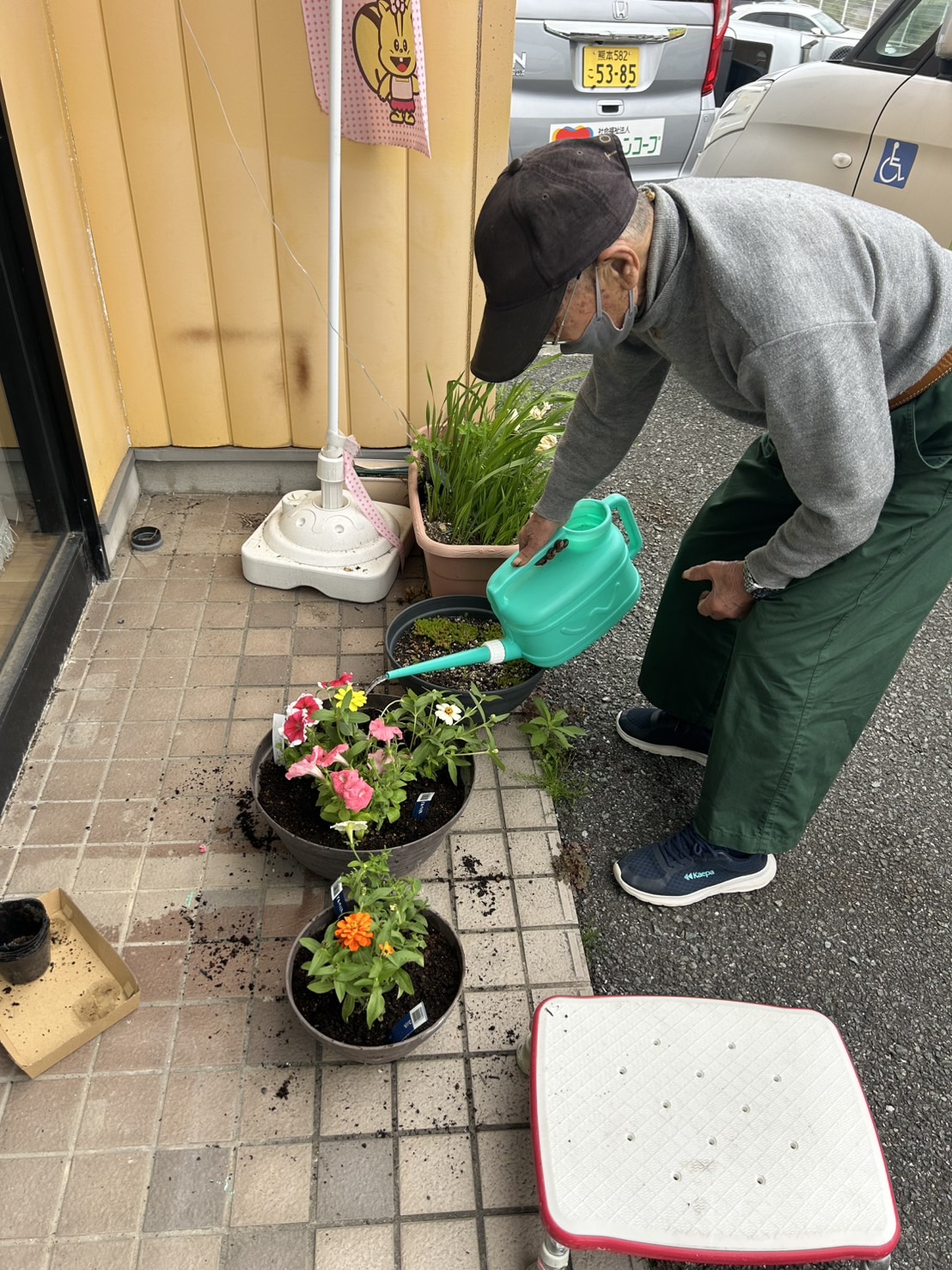 花に水やりをする男性高齢者