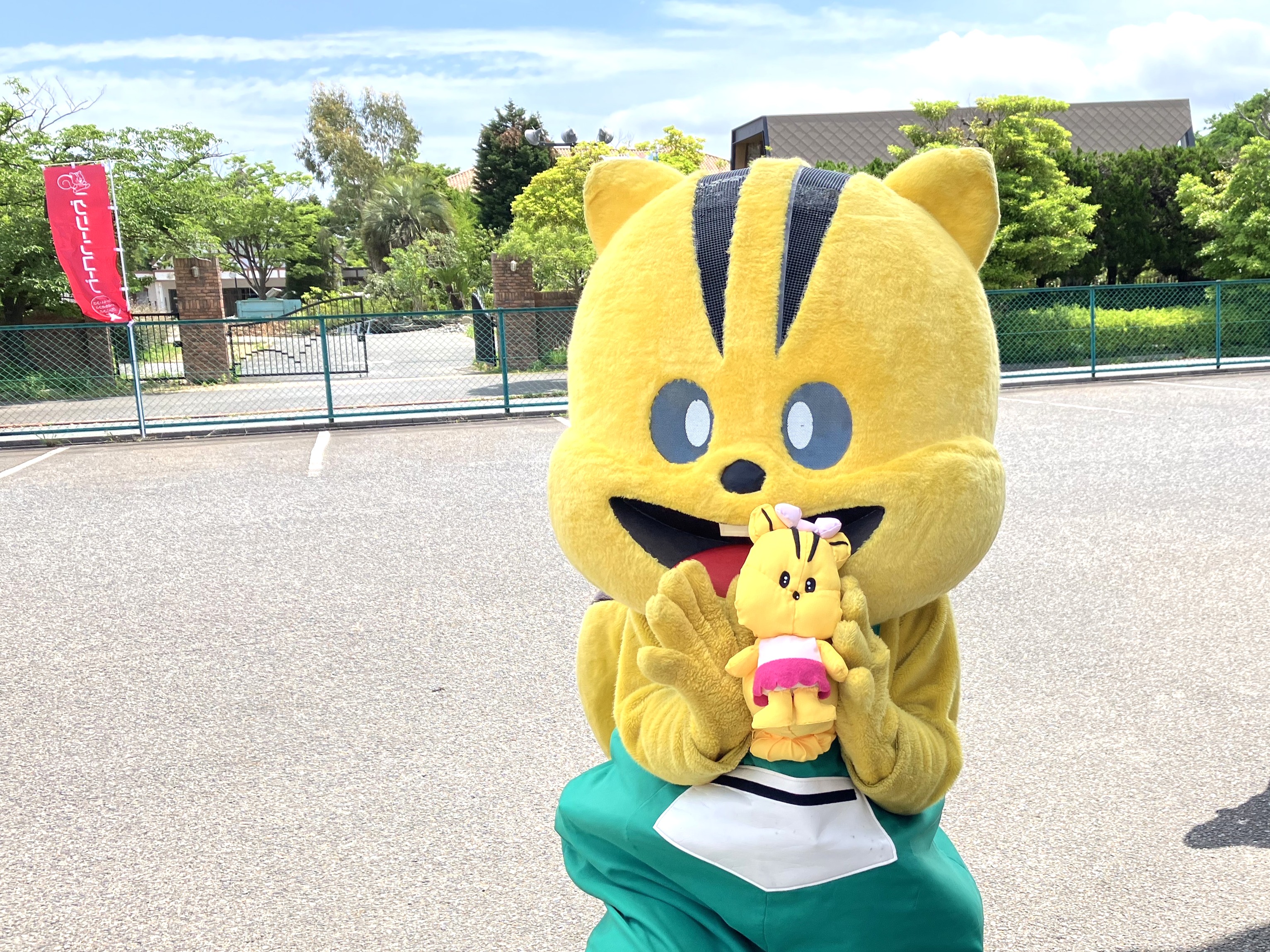 みどりちゃんのぬいぐるみを抱いた元気くん