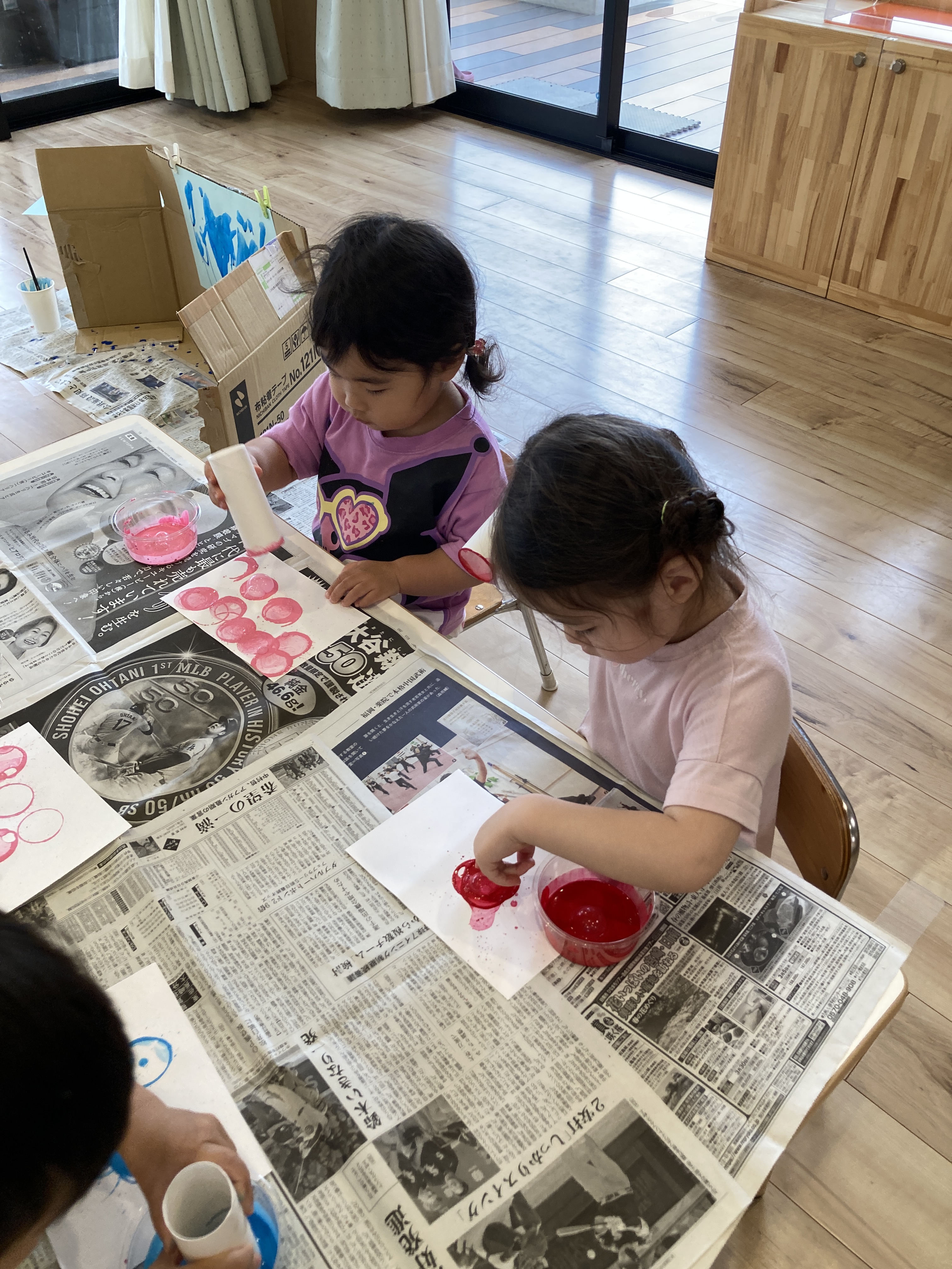 製作を楽しむこども