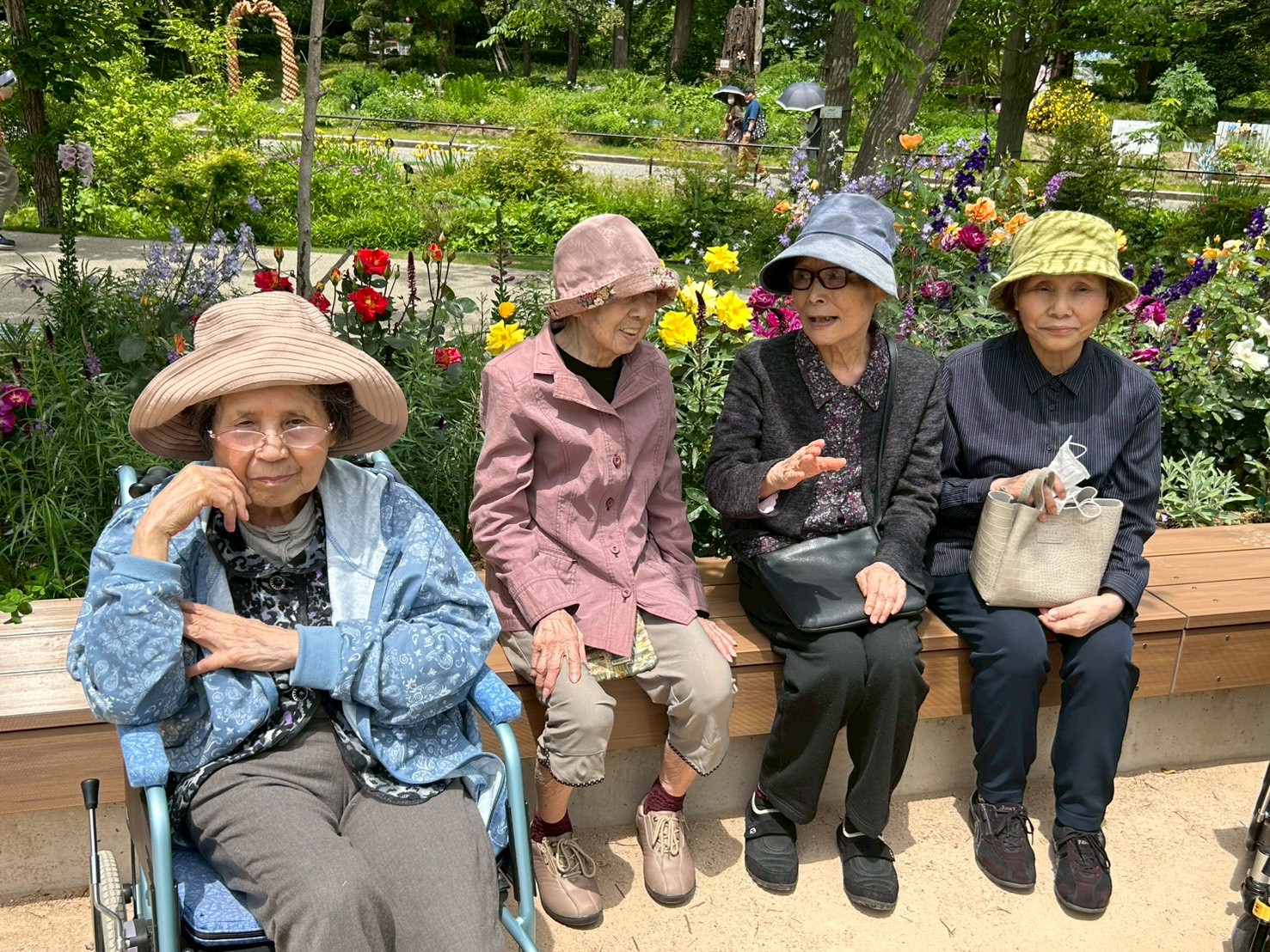 バラと一緒に写る利用者さんたち