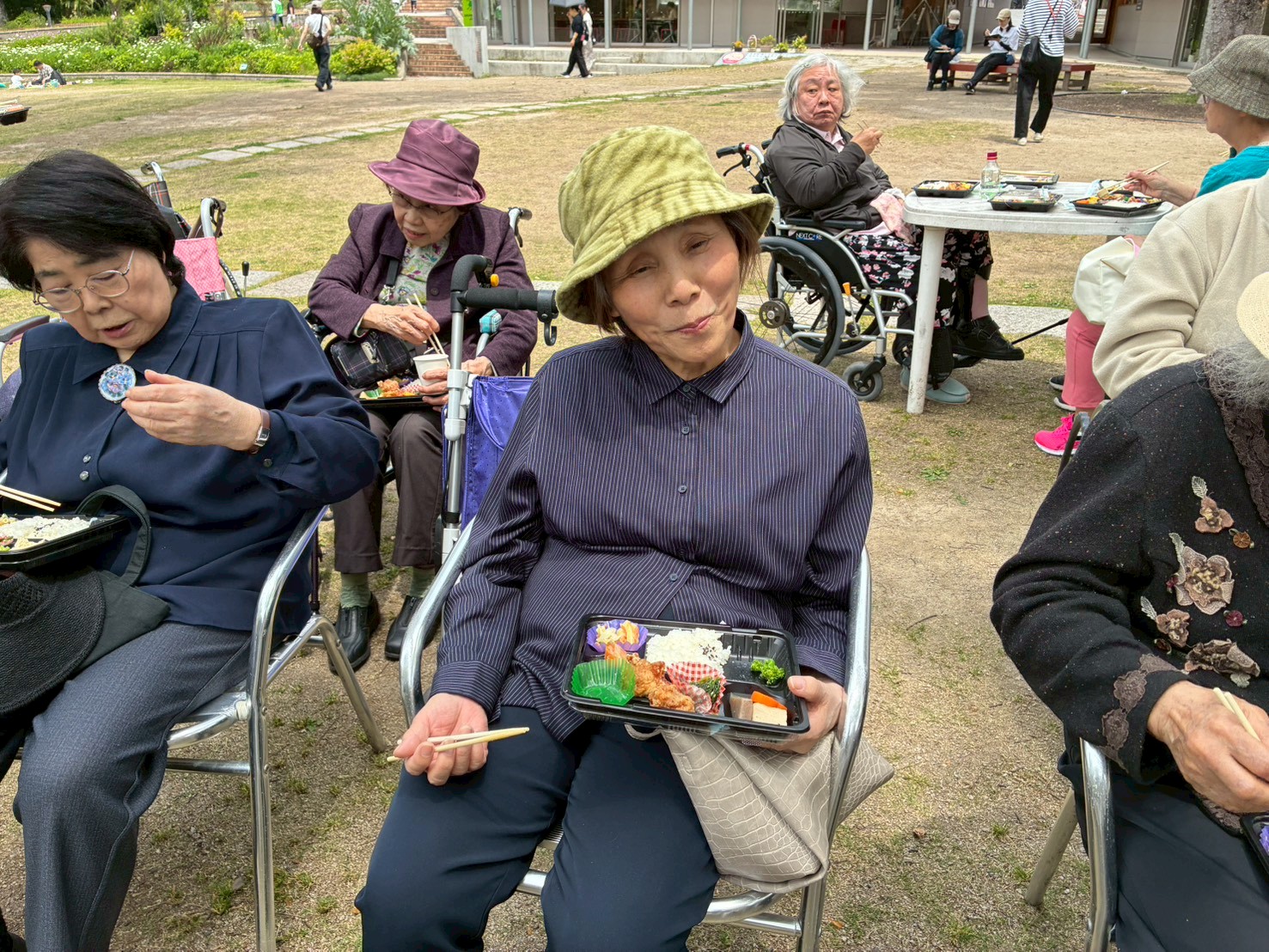 お弁当を食べる利用者さん