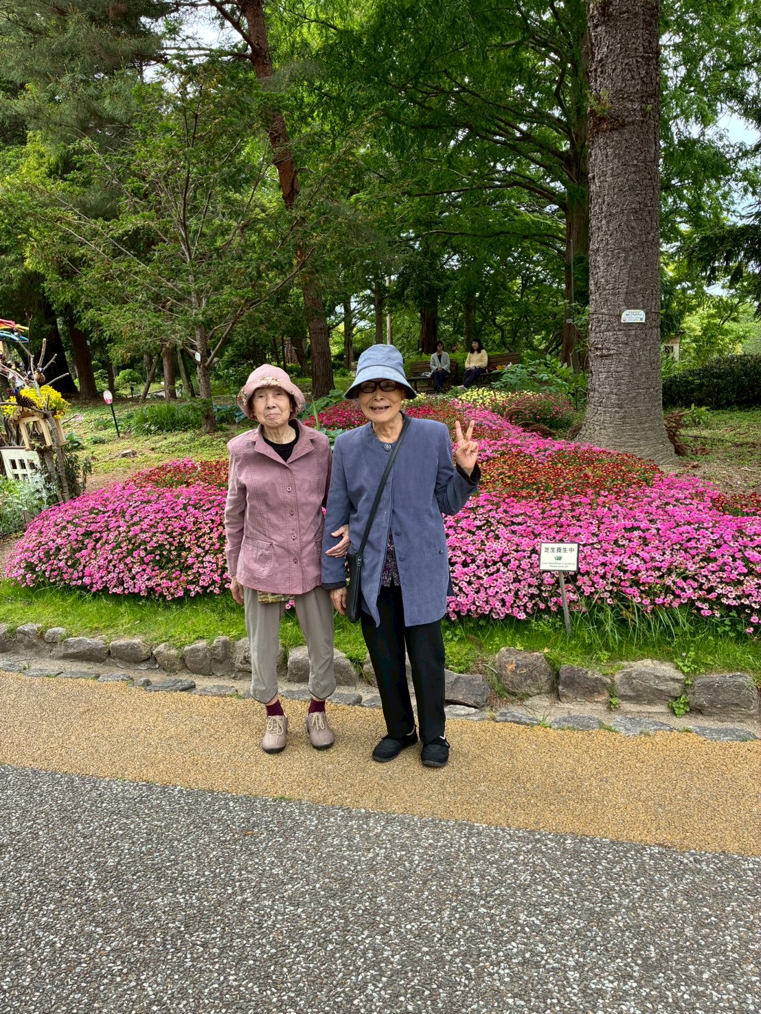 バラと一緒に写る利用者さんたち