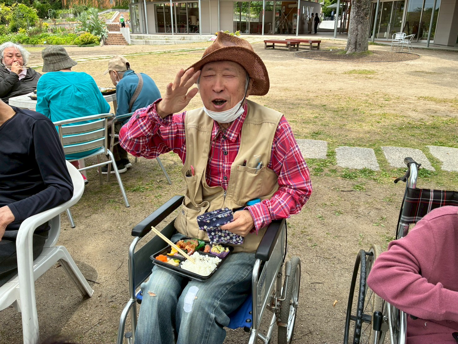 お弁当を食べる利用者さん