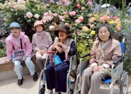 バラと一緒に写る利用者さんたち