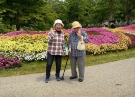 バラと一緒に写る利用者さんたち