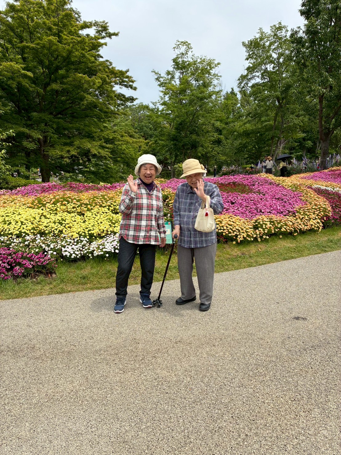 バラと一緒に写る利用者さんたち