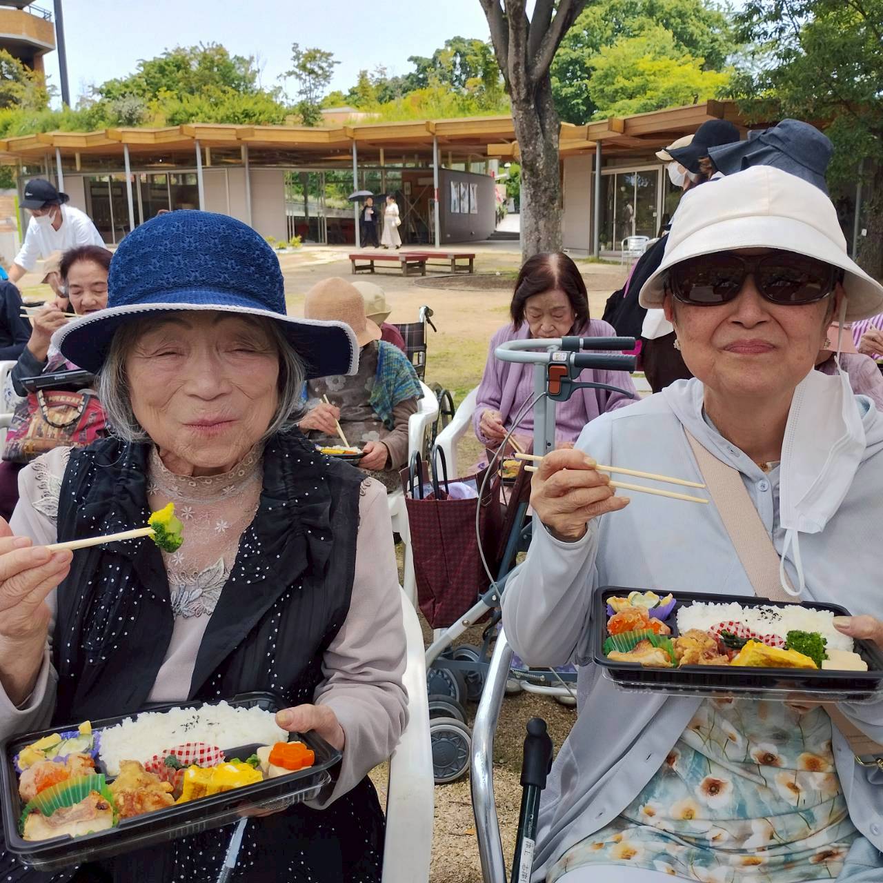 お弁当をおいしそうに食べる利用者さんたち