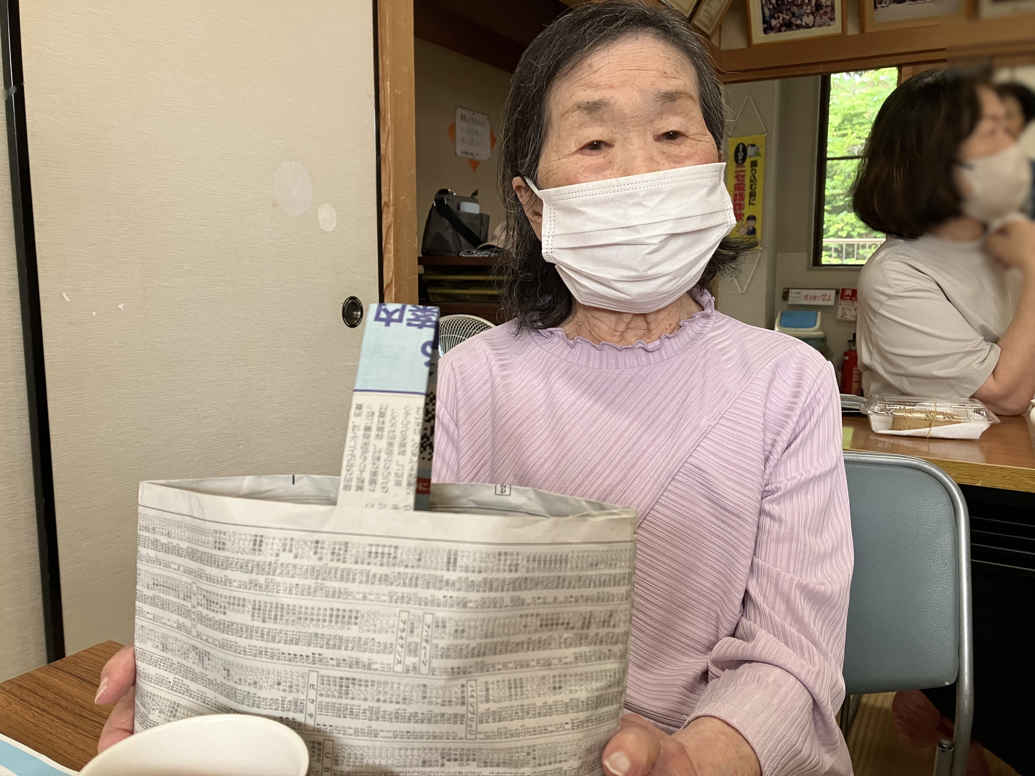 完成したバッグを披露する利用者さん