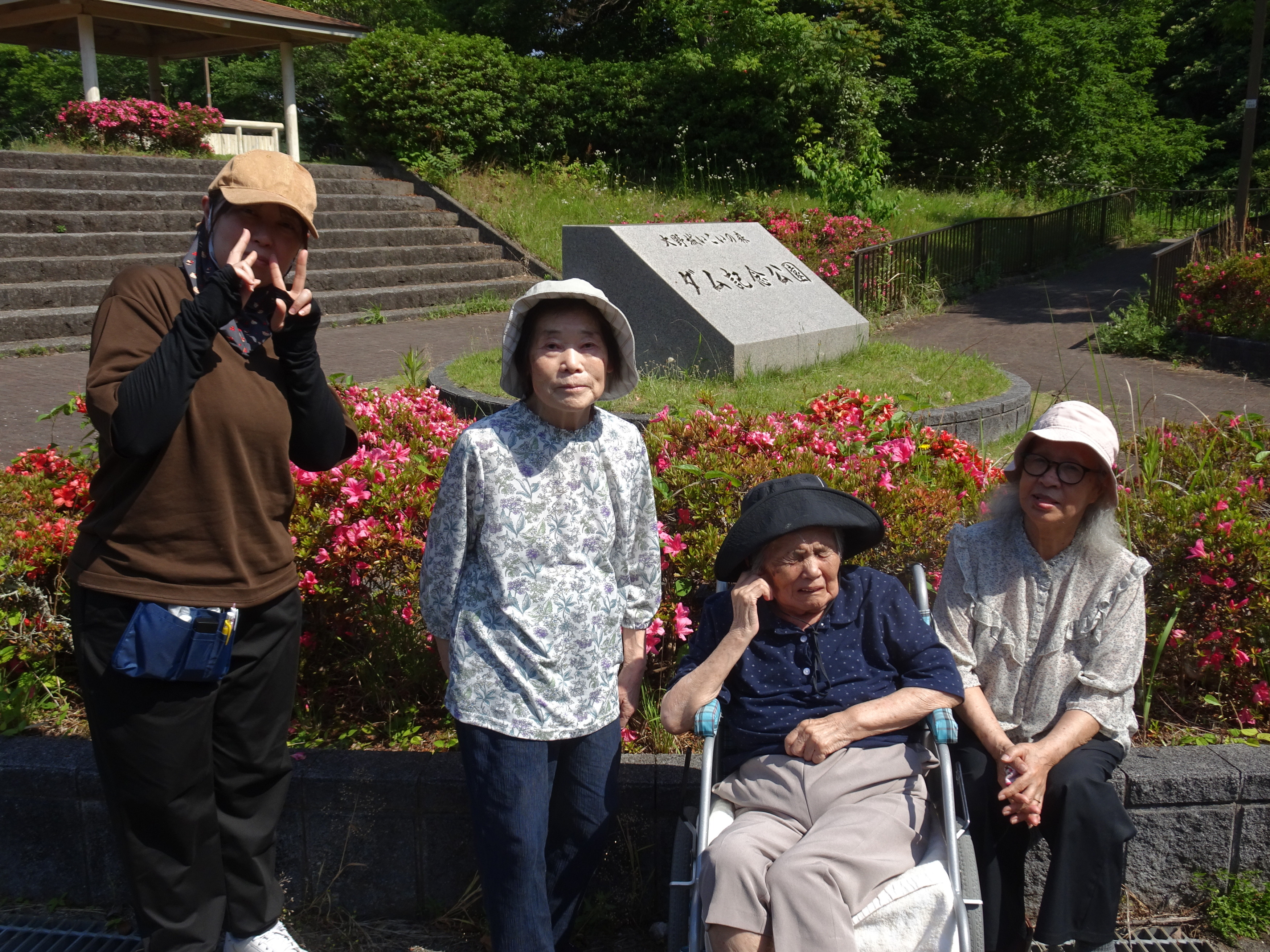 ダム記念公園の入口で撮った利用者さんたちとワーカーの写真