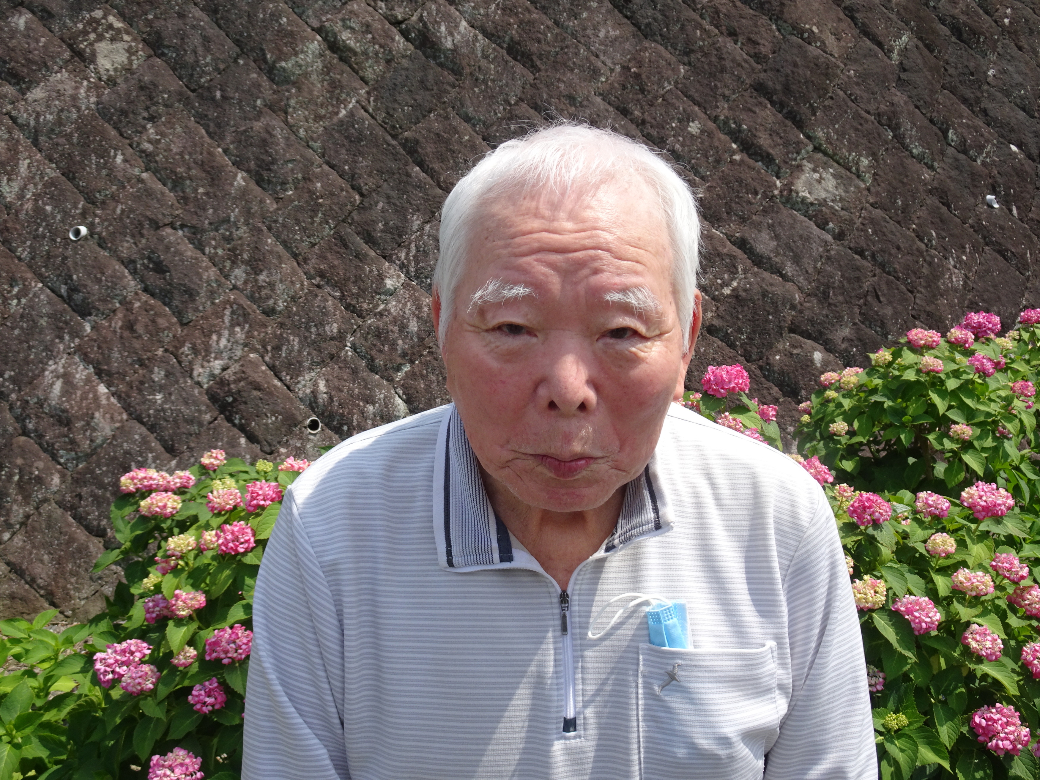 あじさいの前で撮った男性利用者さん