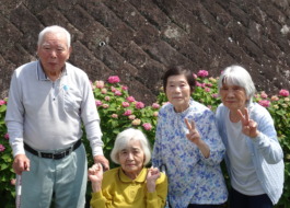 あじさいの前で撮った利用者さんたちの集合写真