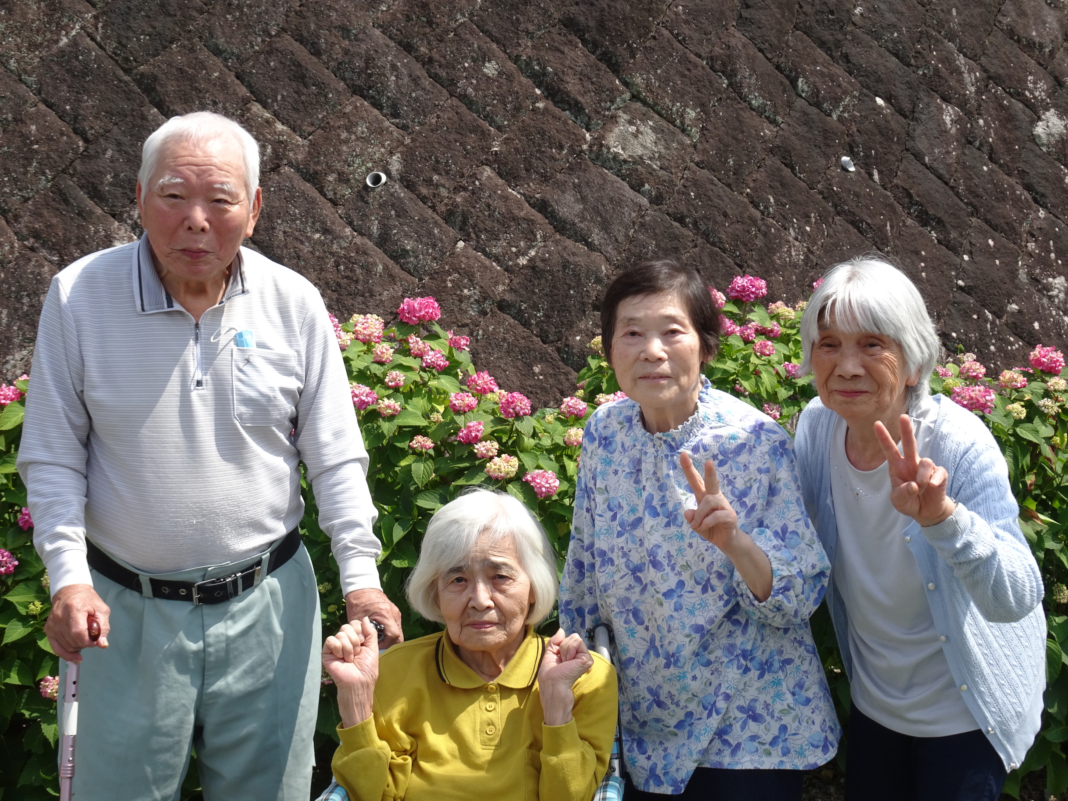あじさいの前で撮った利用者さんたちの集合写真