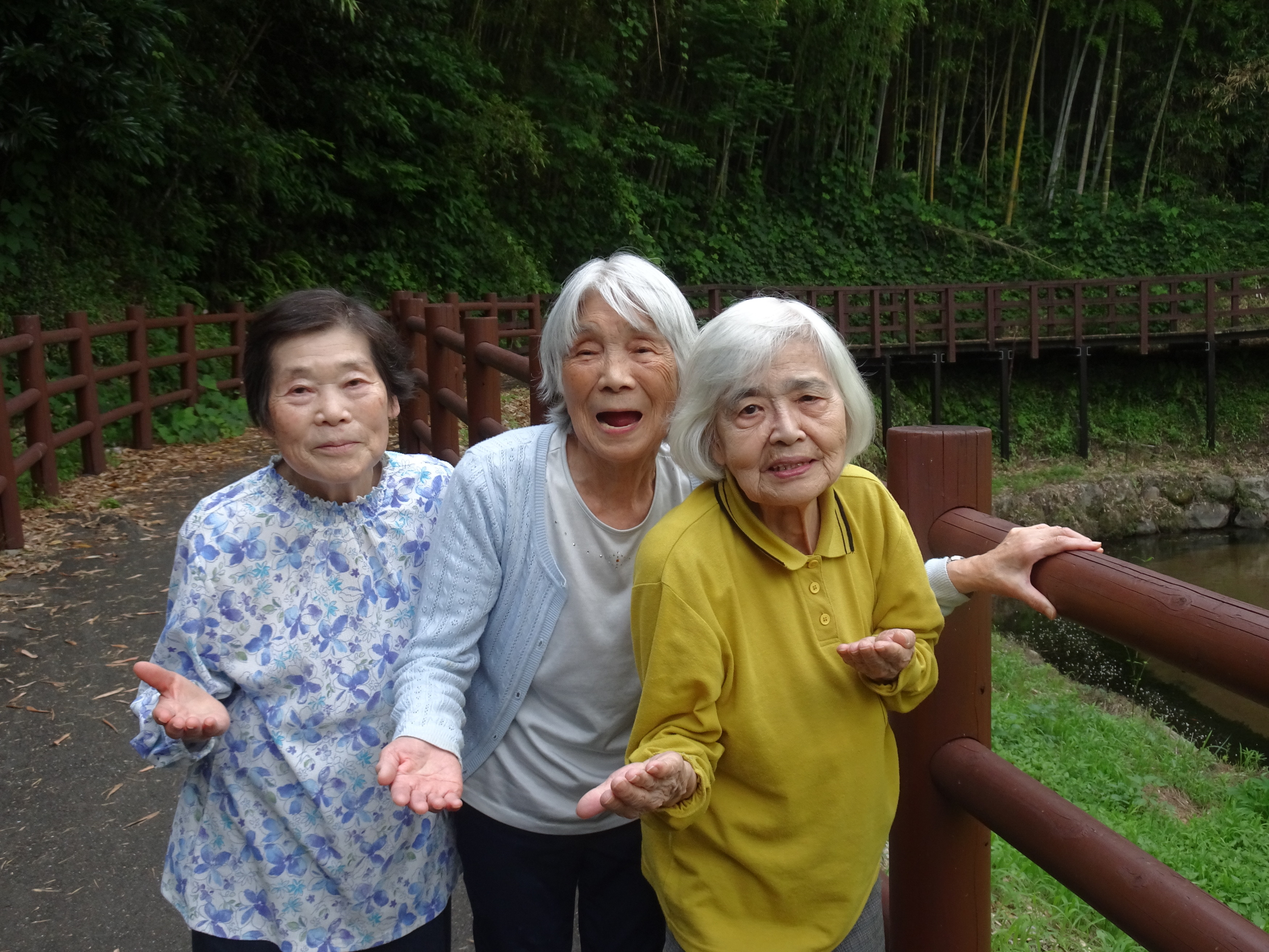 さくたのうなでの遊歩道で撮った利用者さんたちの写真