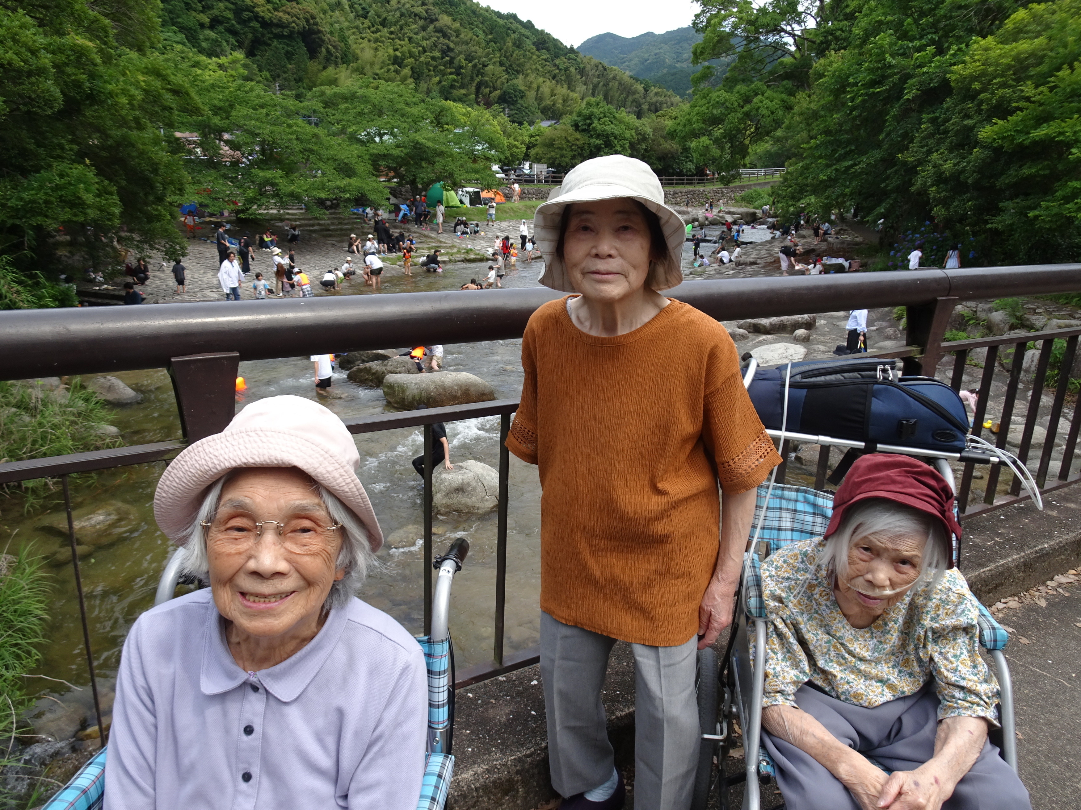 中ノ島公園の川の前で撮った写真
後には川で遊ぶ子どもたちの姿