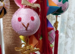 利用者様が作られたピンクのうさぎの手鞠が飾らせている