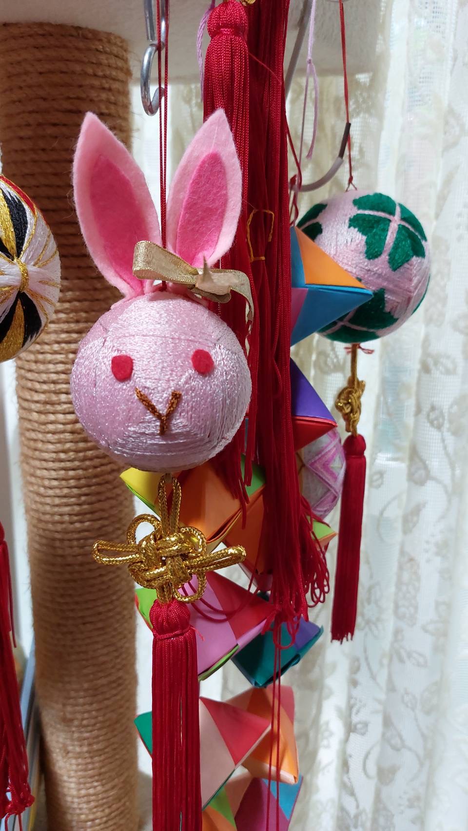 利用者様が作られたピンクのうさぎの手鞠が飾らせている
